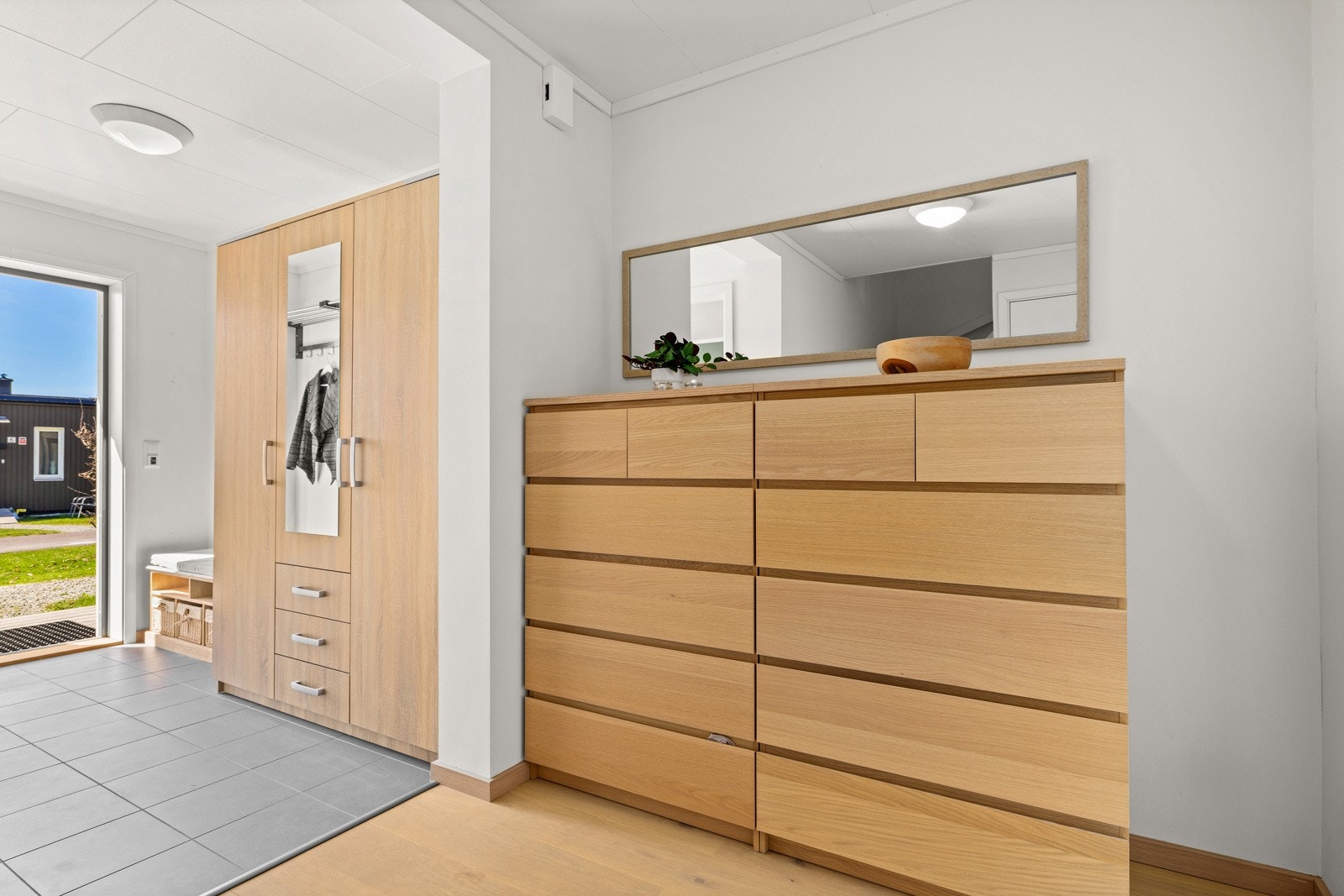 Romslig gang med garderobeskap og god plass til oppbevaringsmøbler. Galleribilde
