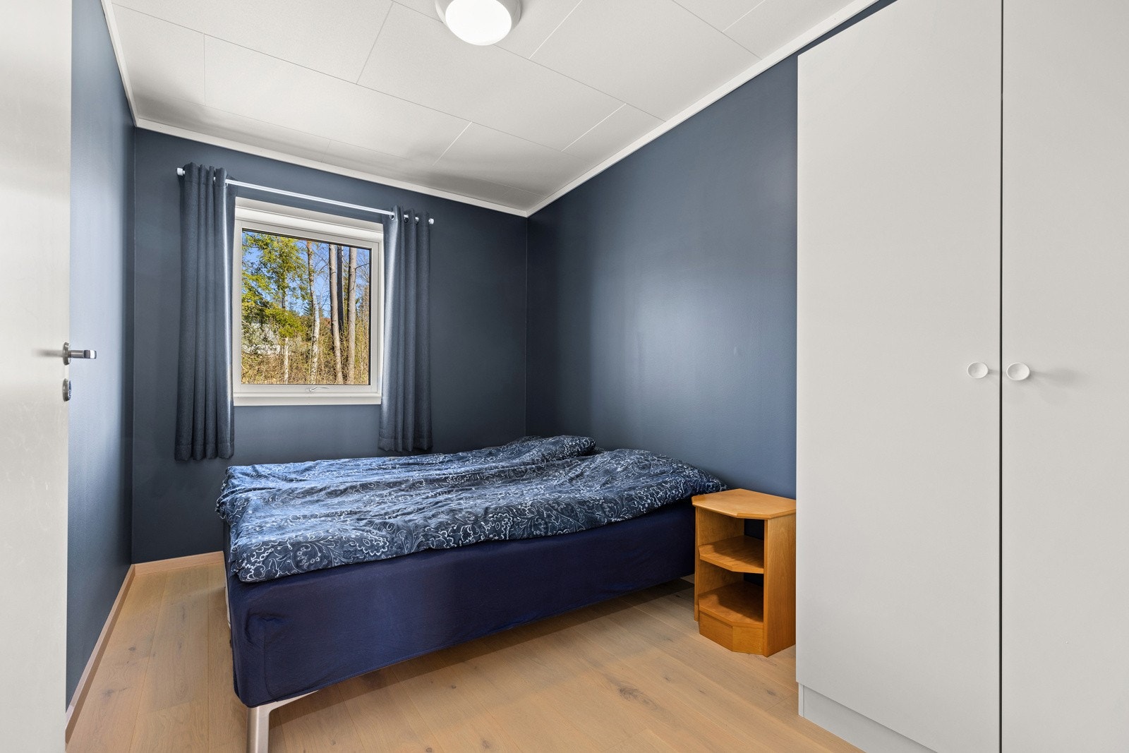 Soverom nummer to i samme etasje, praktisk innredet med garderobe langs veggen. Galleribilde