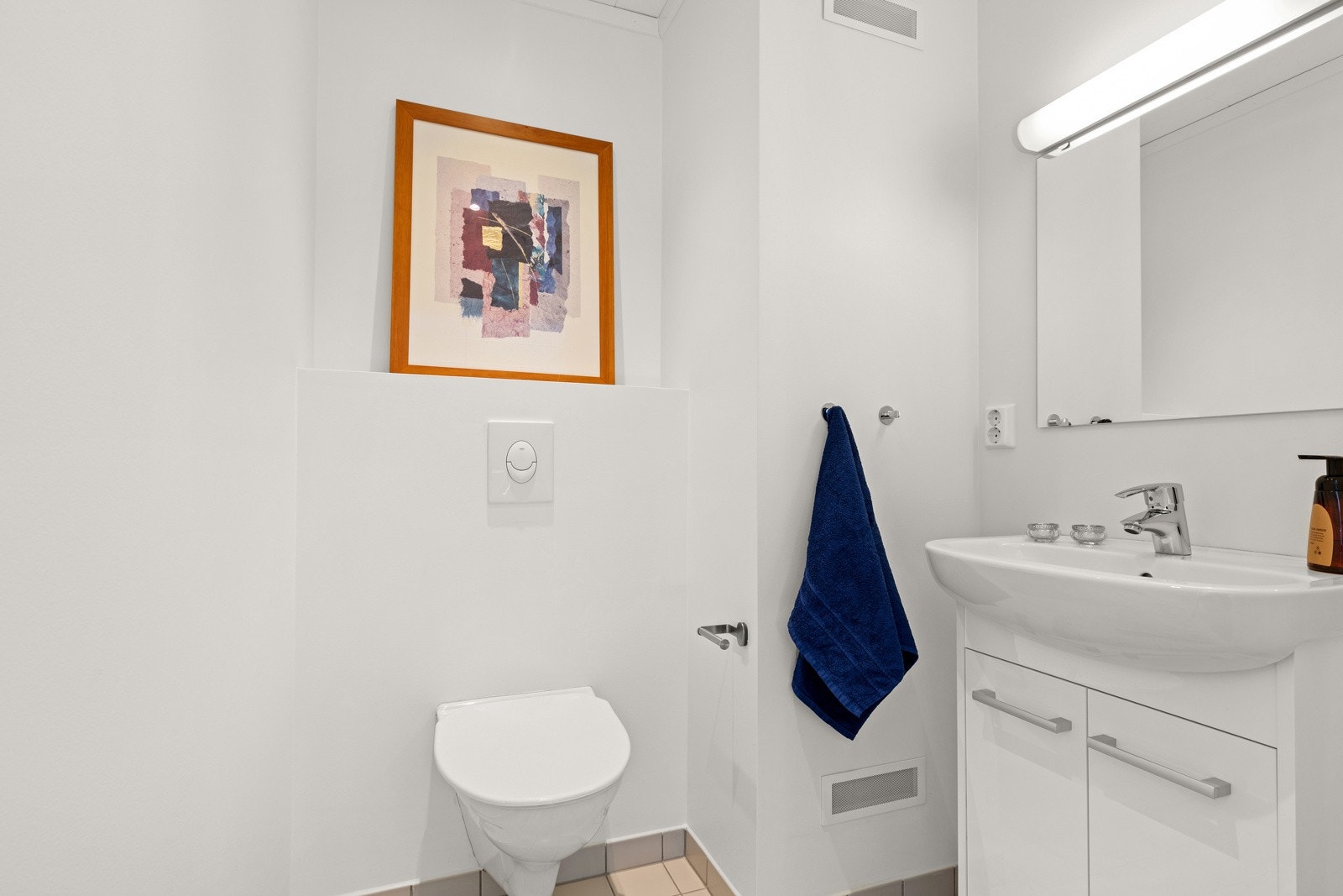 Eget WC i 2. etasje med servant og speil, praktisk for gjester. Galleribilde