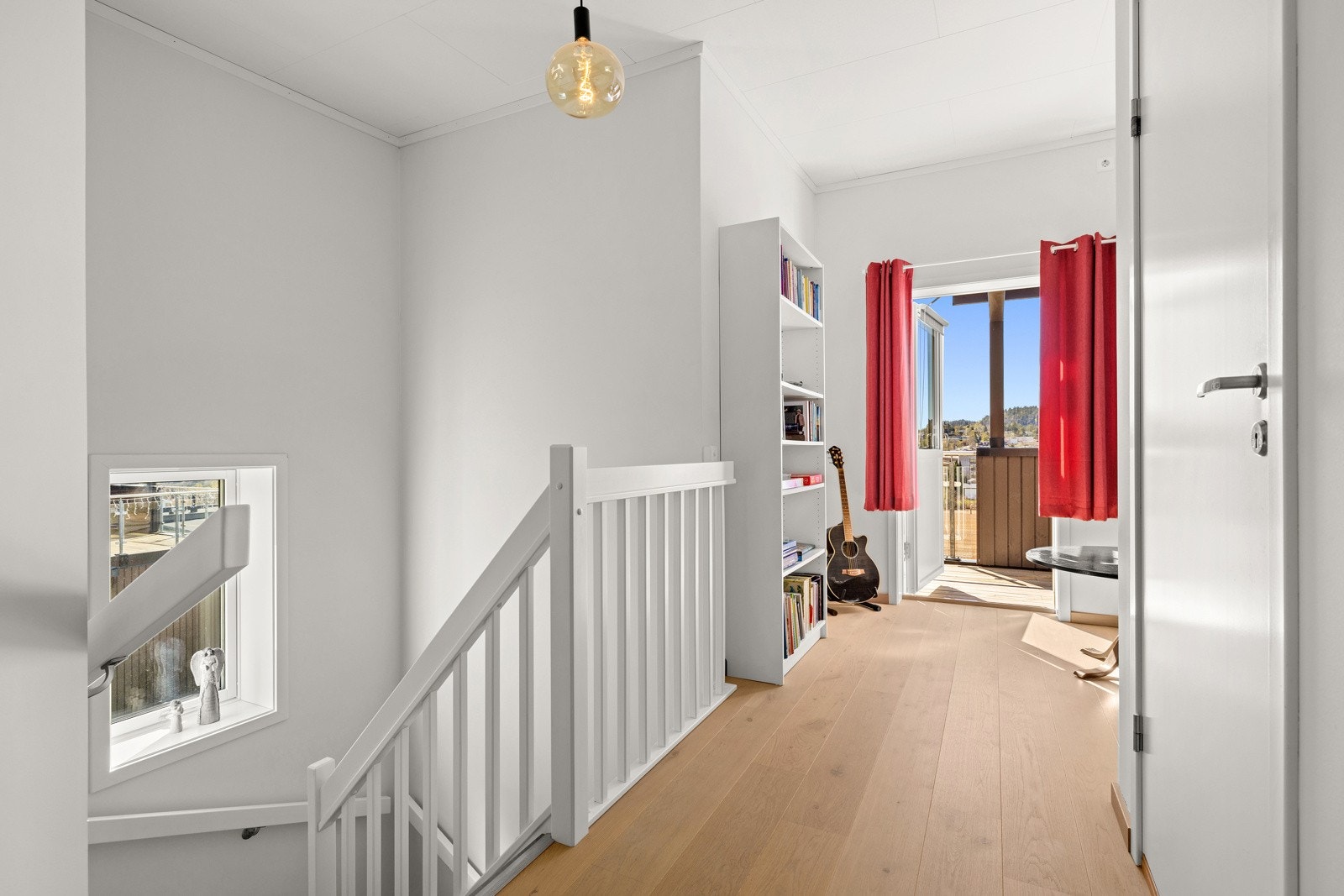 Lys gang i 2. etasje som knutepunkt mellom loftstue og to soverom. Galleribilde