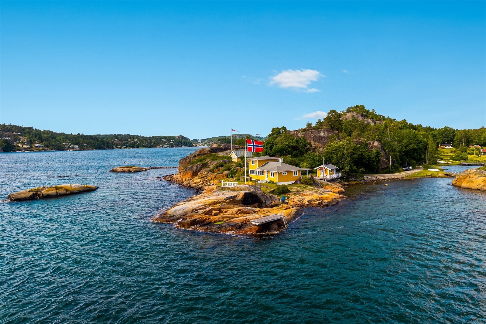 Området byr på idyllisk skjærgård med flere øyer og et yrende båtliv i sommerhalvåret. Galleribilde