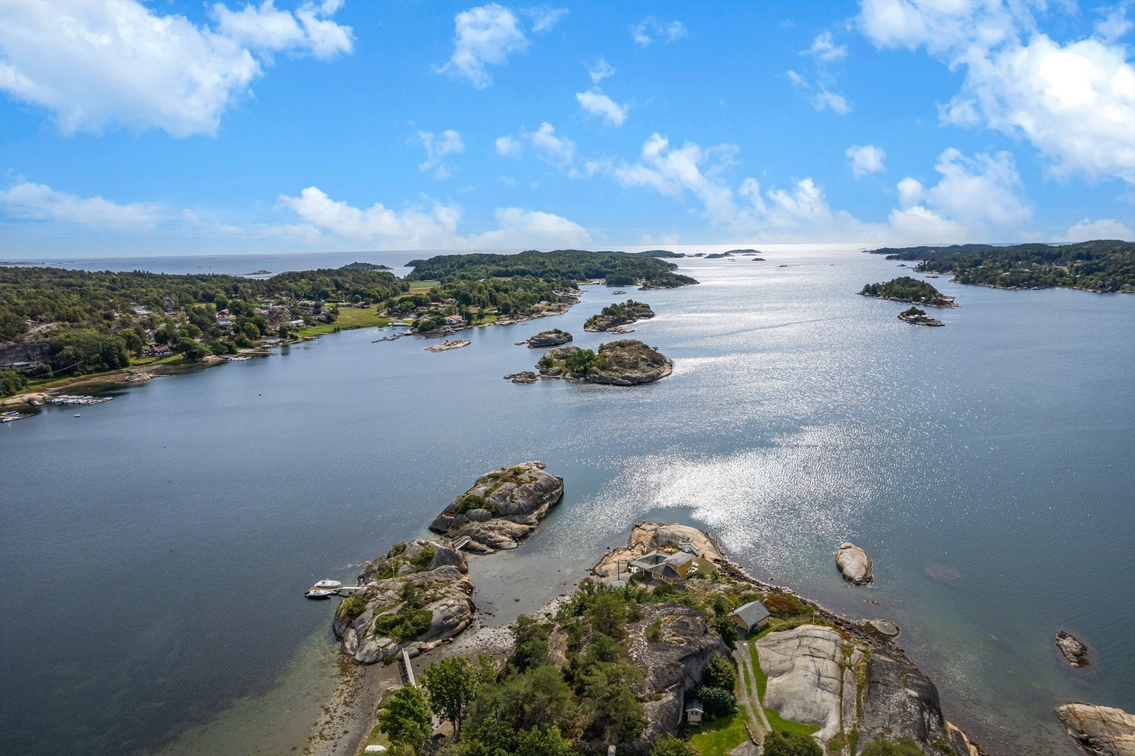 Eiendommen på 6260 kvm er eiet og grenser mot sjøen i tre himmelretninger. Galleribilde