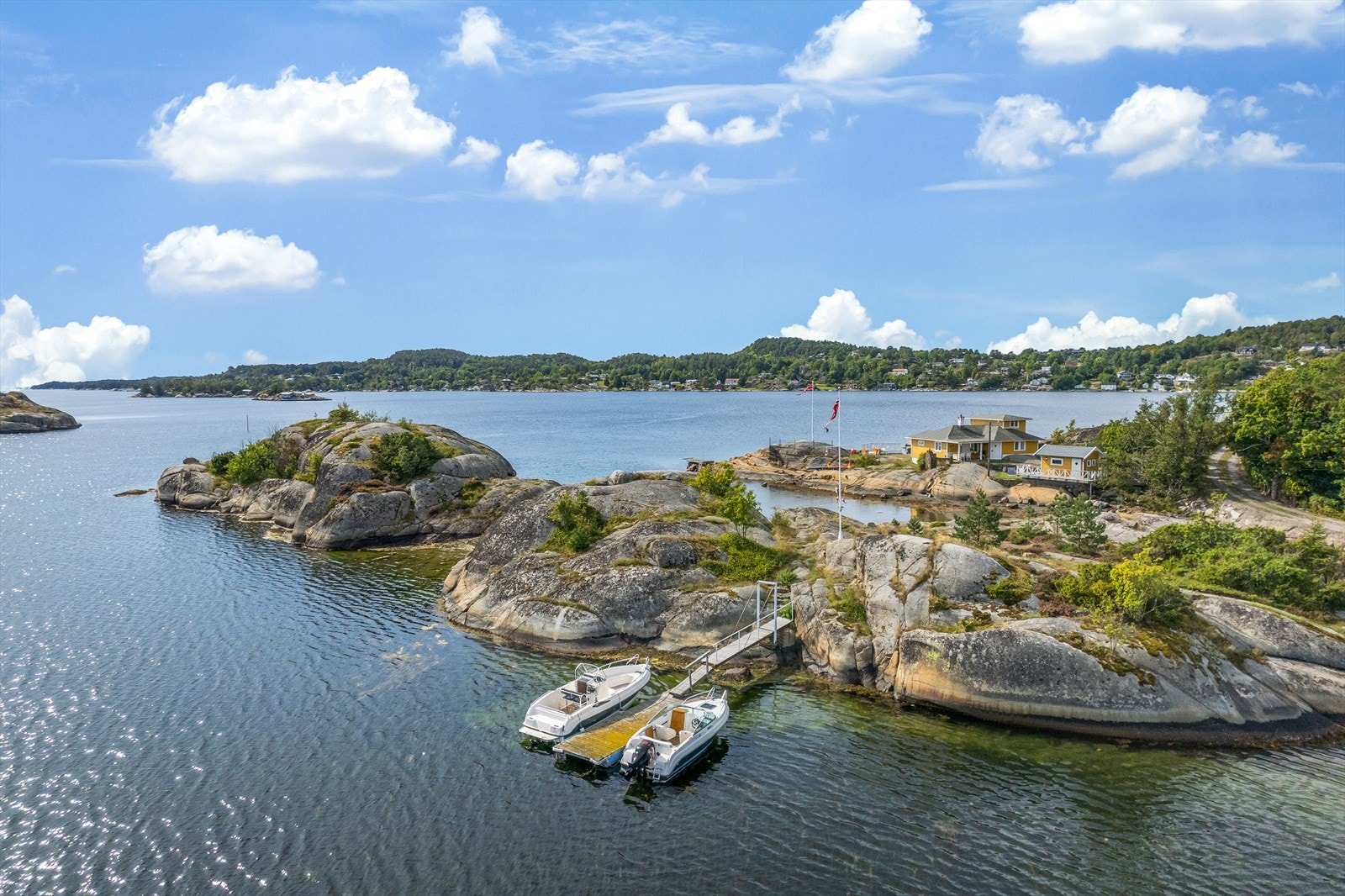 Det går en liten bro over til en holme hvor det er etablert brygge med plass til to båter. Galleribilde