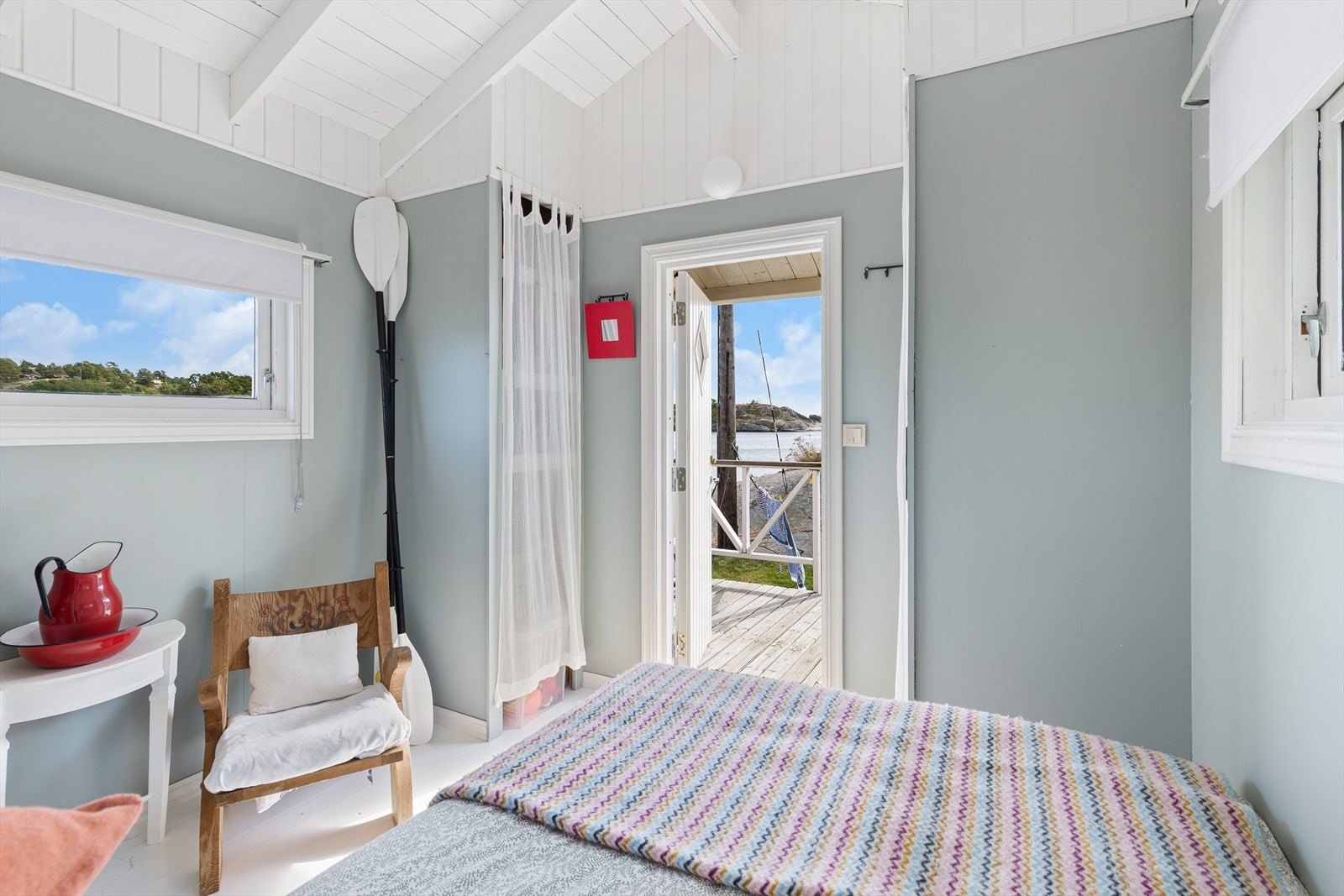 Ved å sette opp døren i annekset kan man oppleve herlig morgen-idyll med sjø og sol Galleribilde