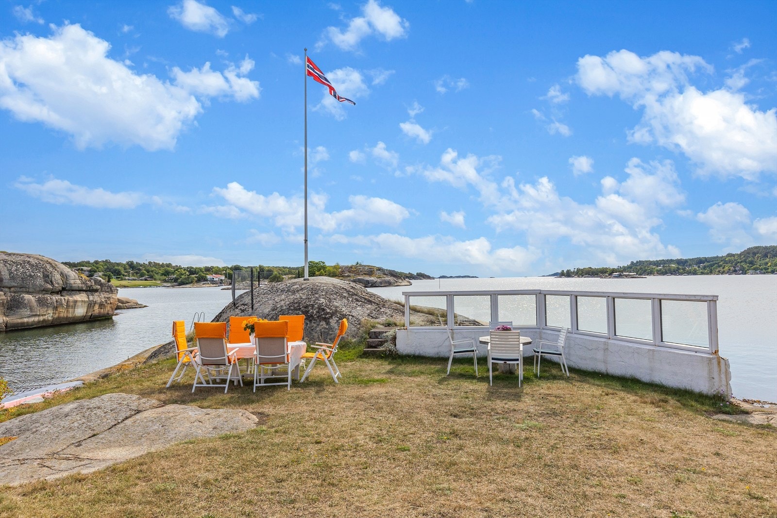 En flaggstang på odden er med på å understreke idyllen. Galleribilde