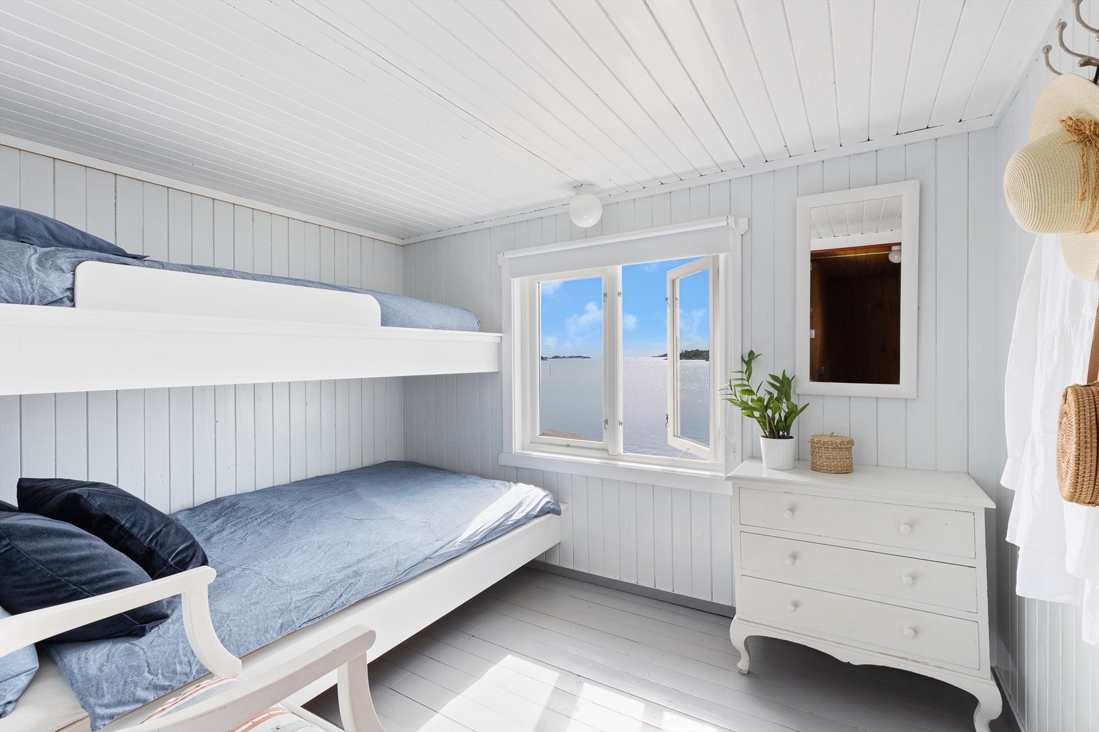 To av soverommene har plassbygde senger. Galleribilde