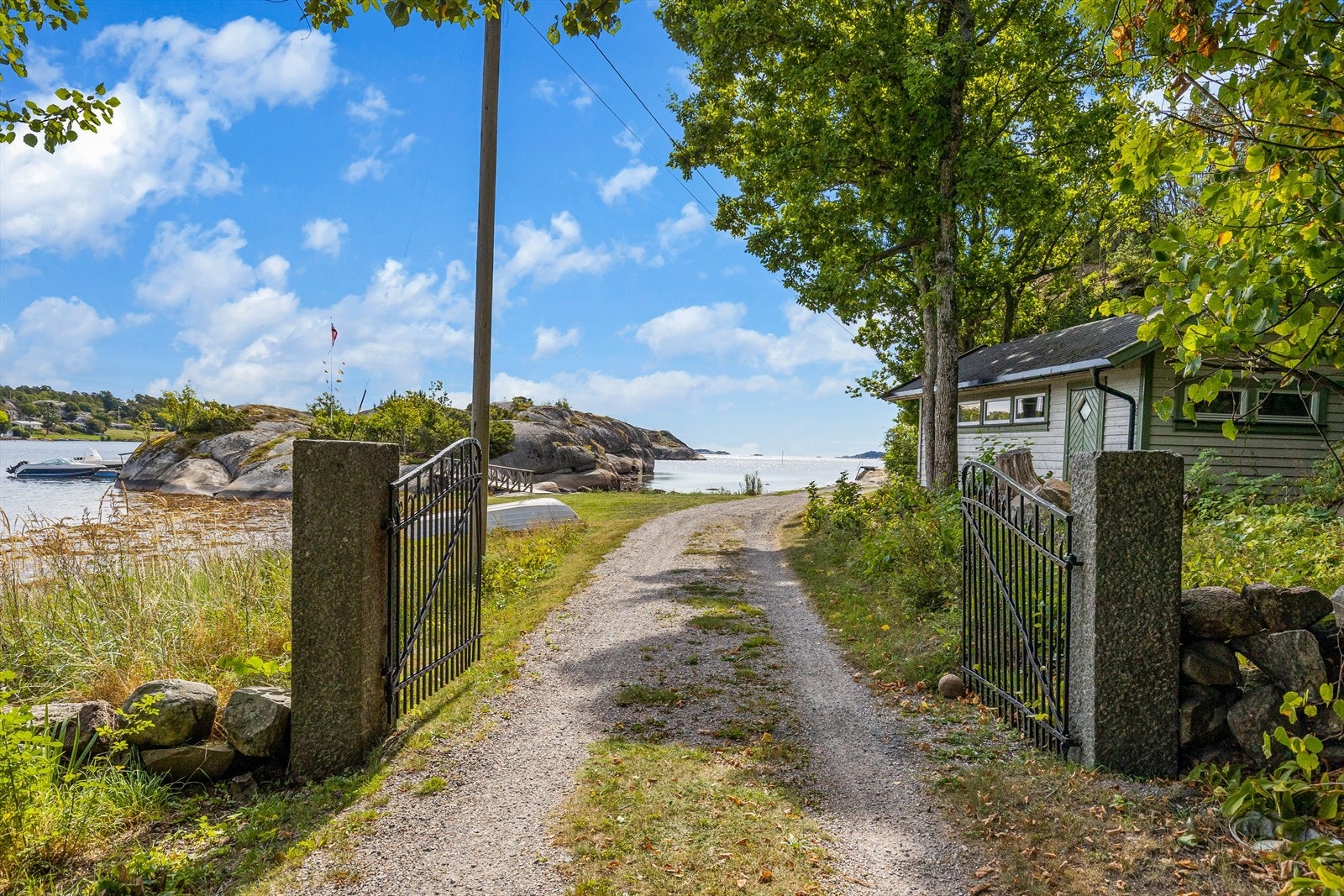Fritidseiendommen har adkomst via en vakker, sjarmerende port. Galleribilde