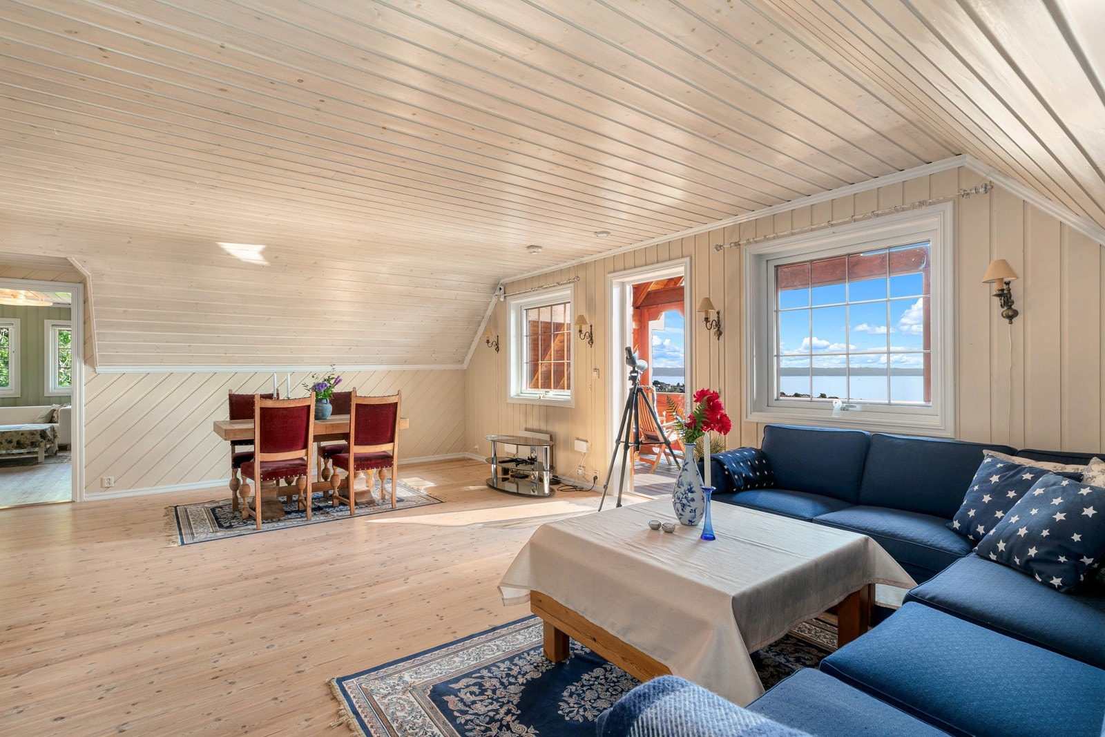 Stuen har utgang til overbygd terrasse Galleribilde