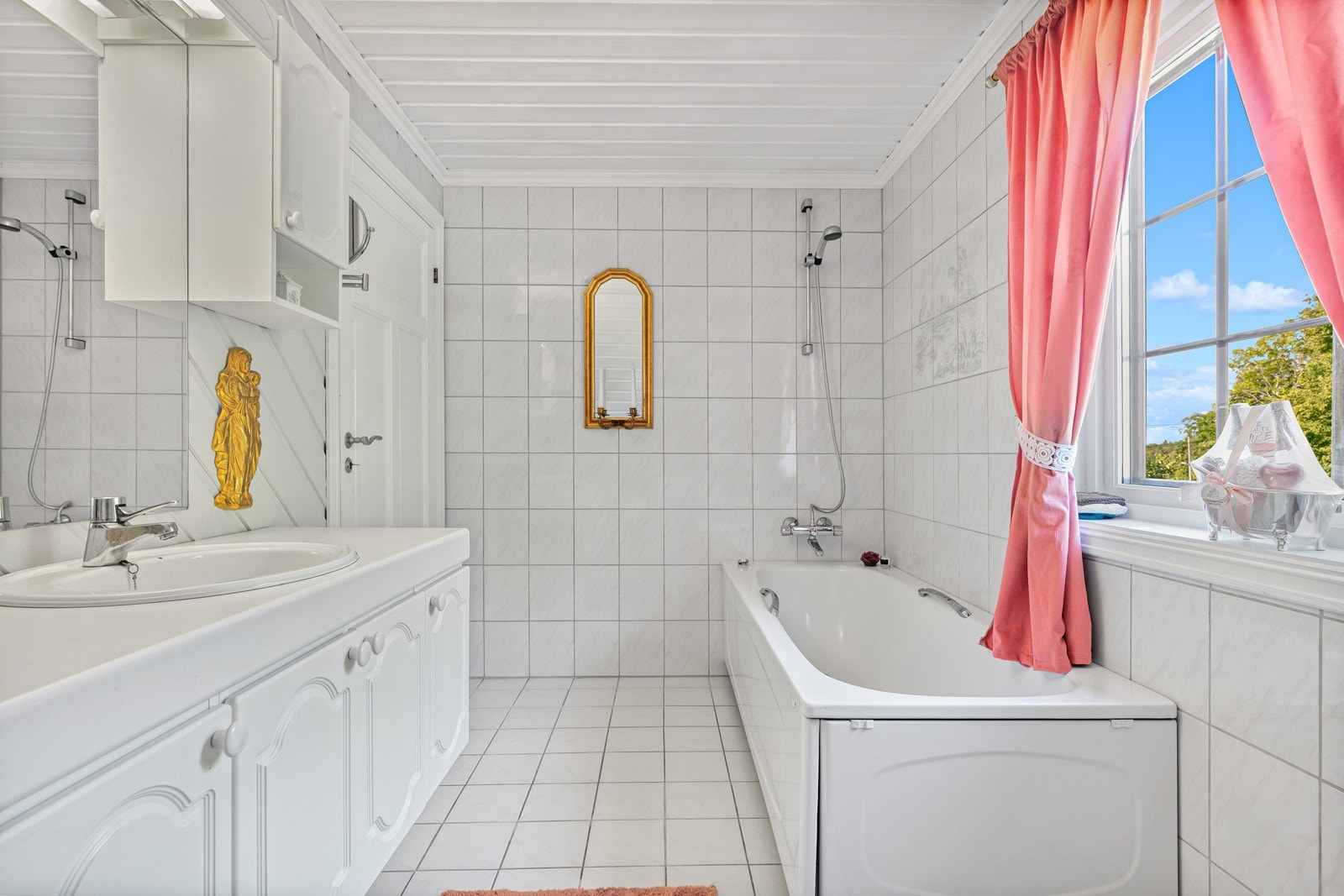Badet i 2. etasje, her med badekar Galleribilde