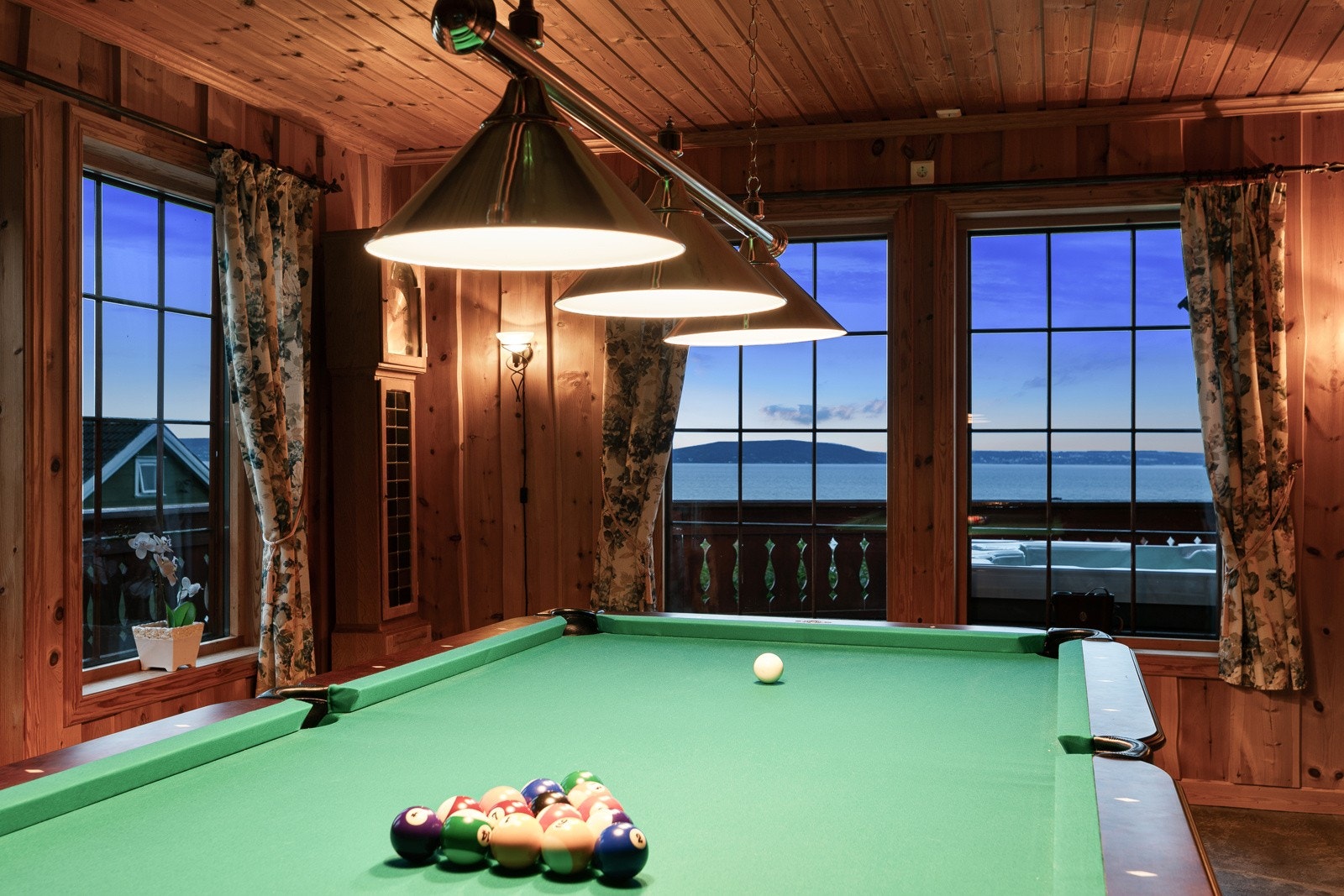 Kveldsstemning rundt billiardbordet Galleribilde