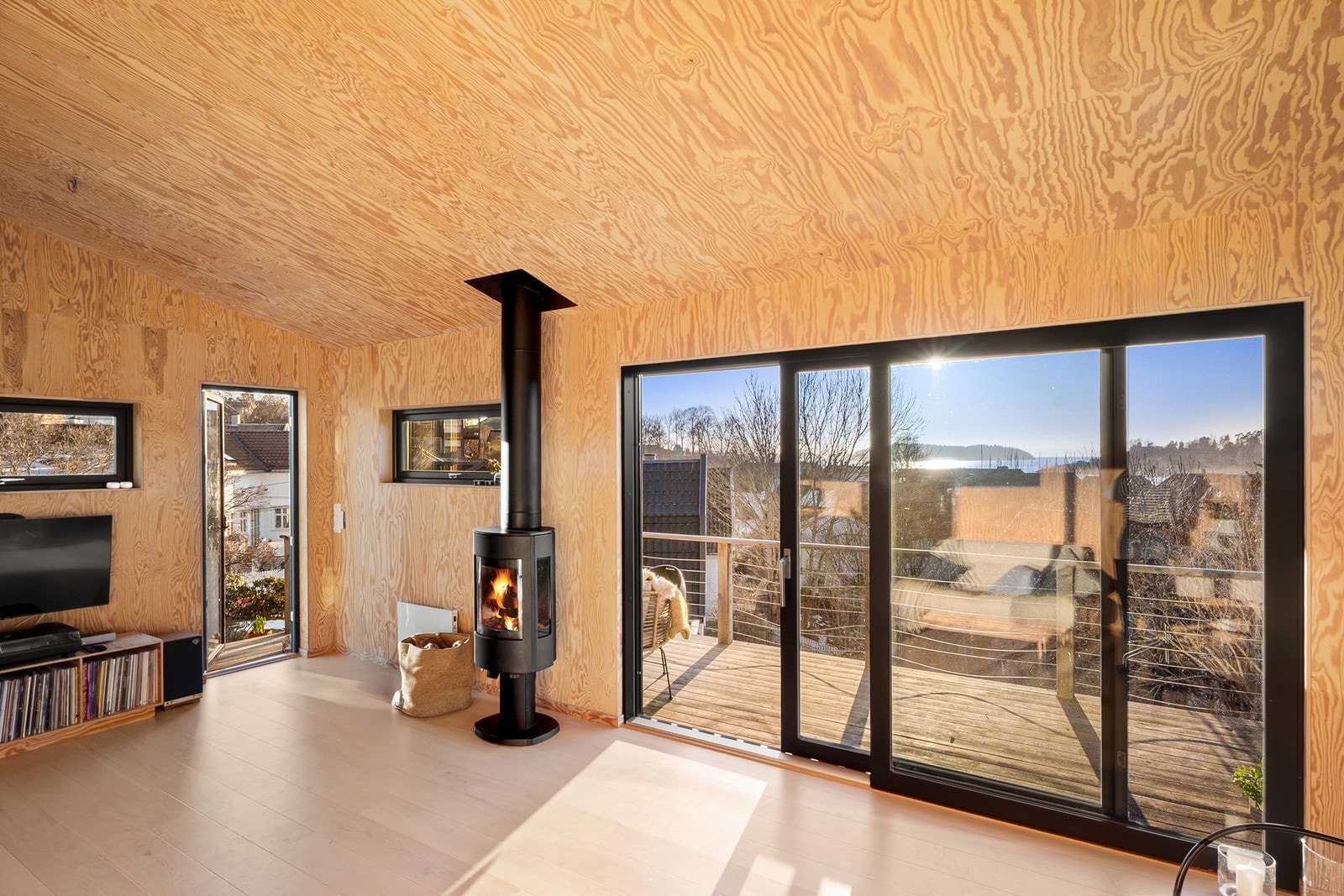 Et helt unikt uthus fra 2020 med store glassflater, peis og utsikt mot Sonskilen. Galleribilde
