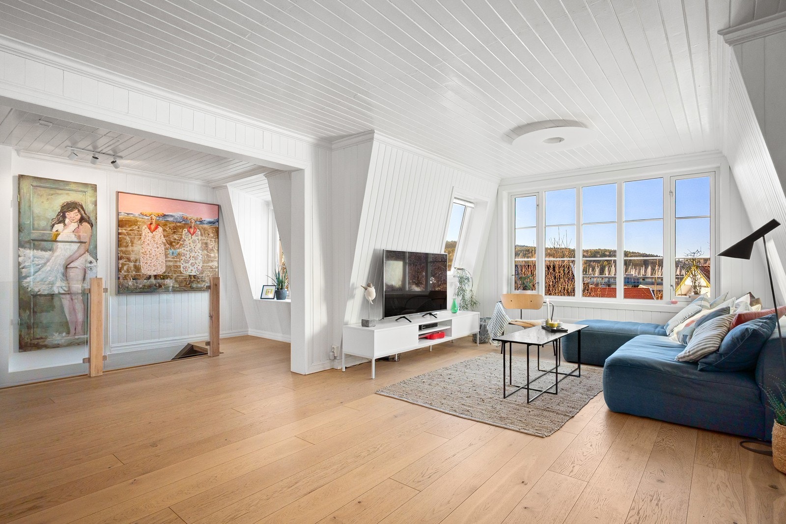 Stuen ligger i en lun del av rommet med flott utsyn. Her er det god plass til sofagruppe og øvrig møblering etter ønske. Galleribilde