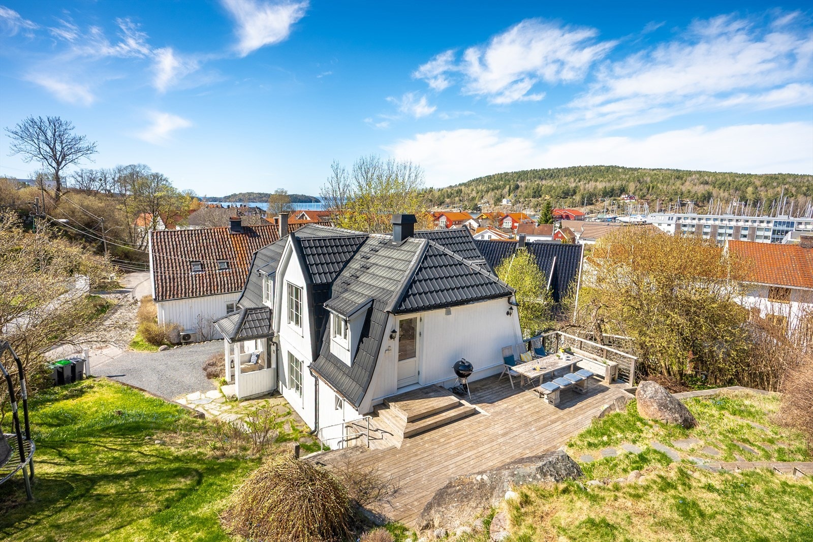 Boligen er kjent fra gammelt av som Villa Åsly - et navn den har fått fordi den ligger lunt og skjermet i åslandskapet. Tomten fremstår som en sjelden perle. Galleribilde