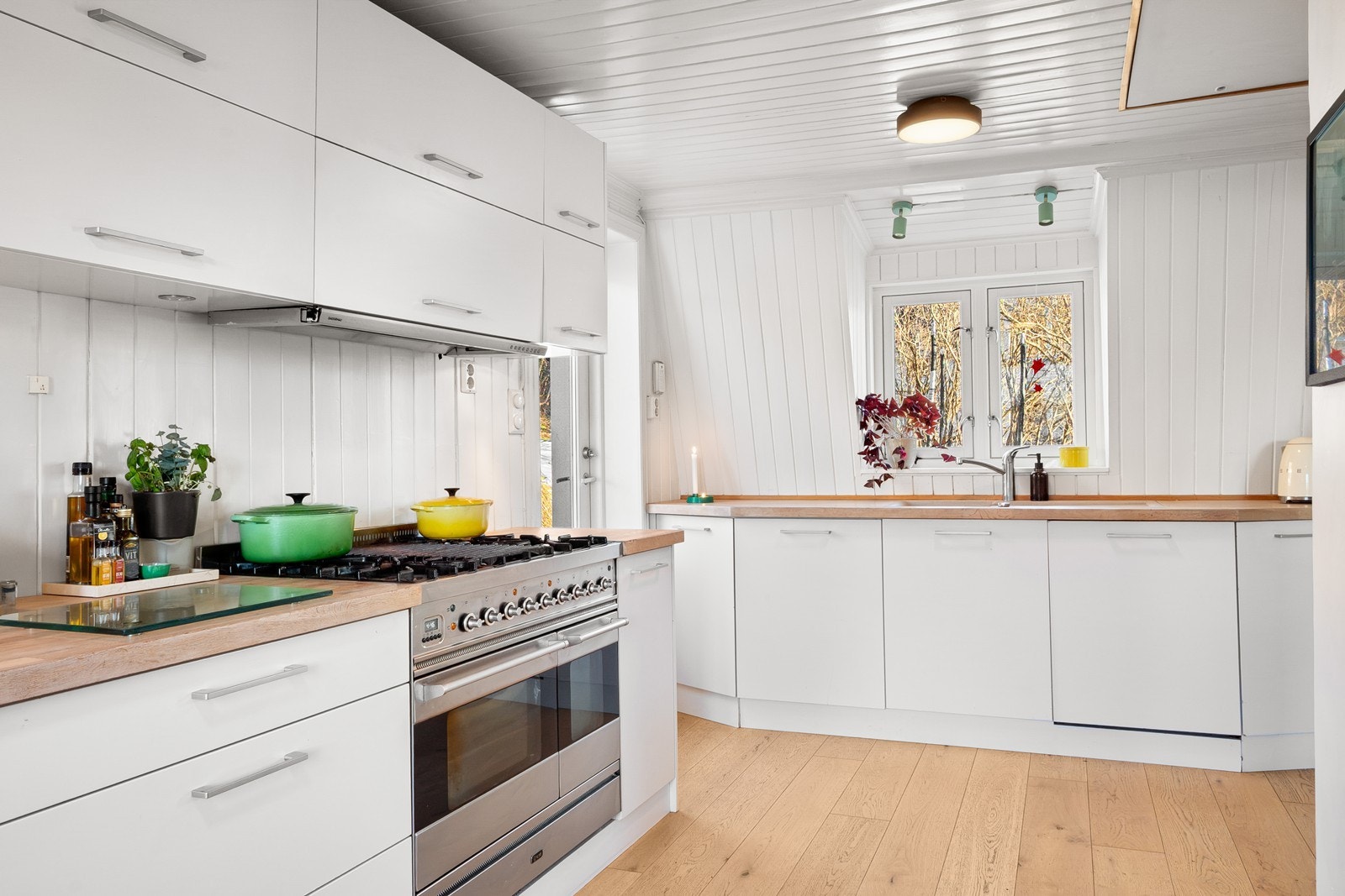 Kjøkkenet er utstyrt med en stor komfyr fra Ilve med to stekeovner og gassbluss, samt ventilator fra Gaggenau. Galleribilde