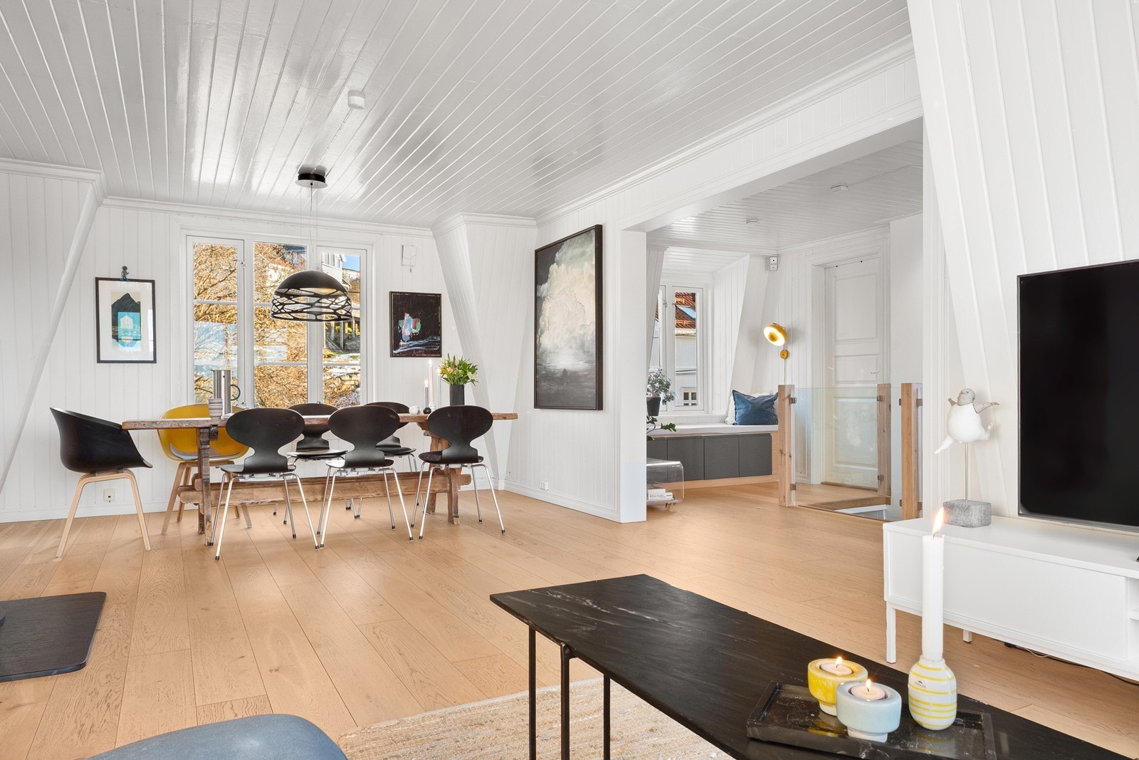 Den åpne løsningen mot spisestuen skaper en naturlig flyt og gjør dette til et sosialt samlingspunkt i boligen. Galleribilde