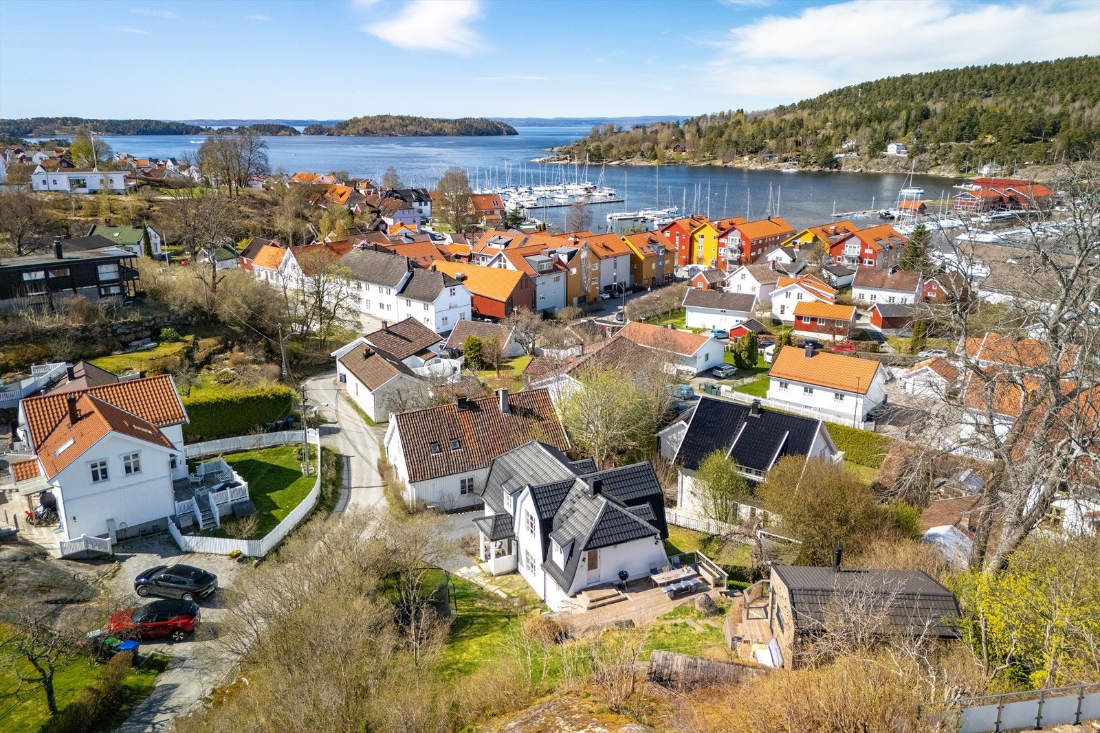 Her bor du med kort vei til alt Son har å by på - restauranter, dagligvare, apotek og brygga. Samtidig er det kort avstand til flotte turområder og gode kollektivforbindelser. Galleribilde