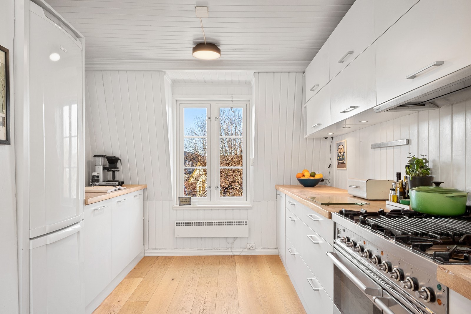 Her er det gode arbeidsflater på begge sider og rikelig med oppbevaringsplass. Galleribilde