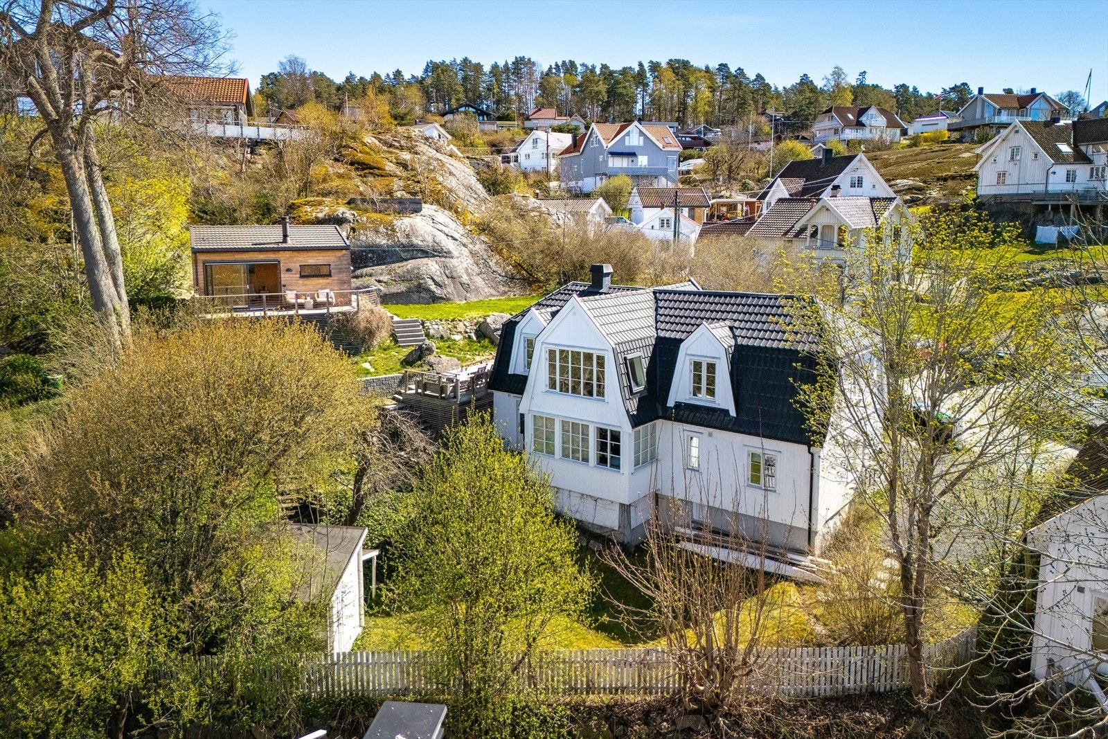 Eiendommen ligger fantastisk til på et høydedrag med romslig tomt på 1 343 kvm og vidstrakt utsikt mot Sonskilen. Galleribilde