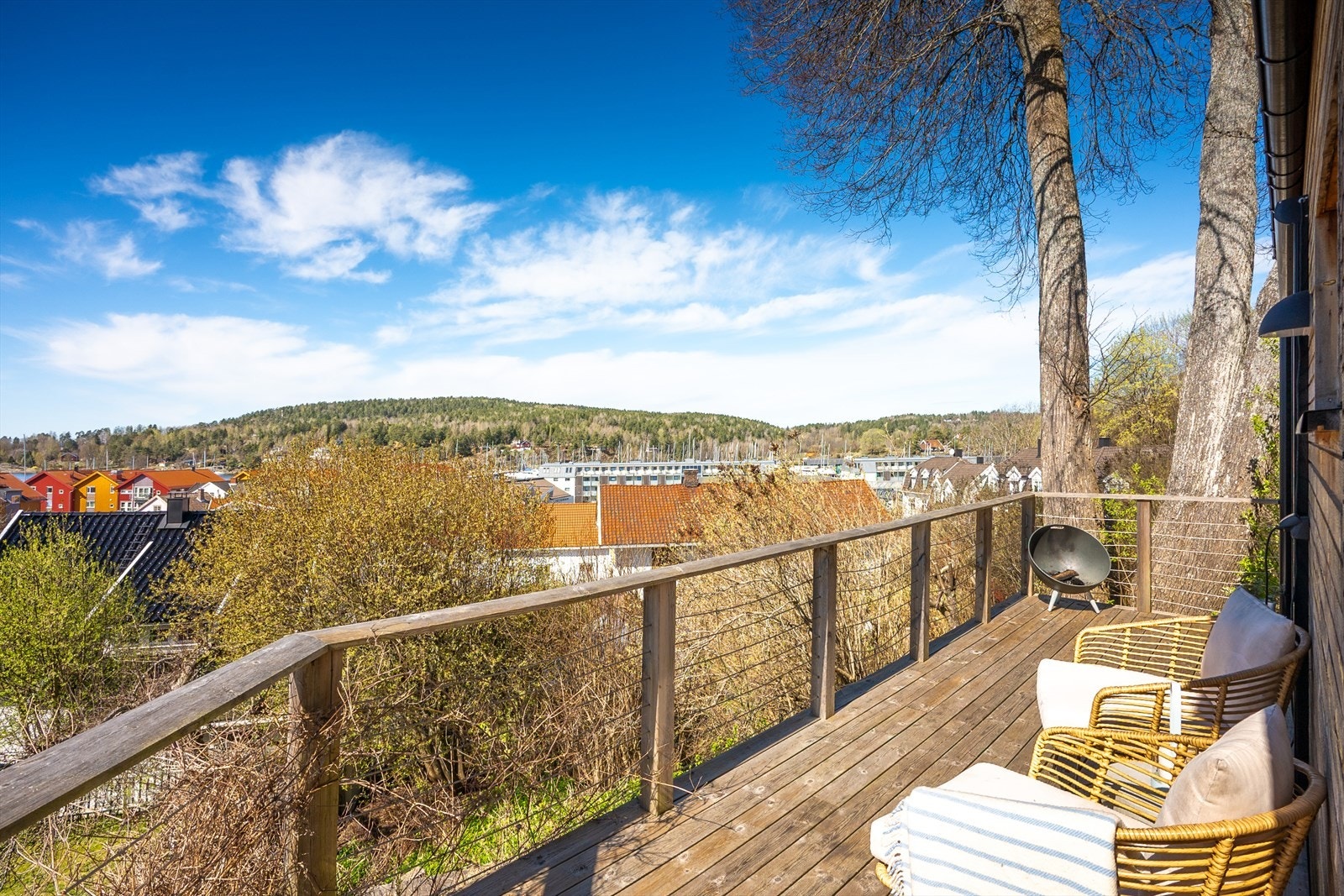 Terrassen utenfor uthuset har veldig gode solforhold og flott utsikt over nærområdet. Galleribilde
