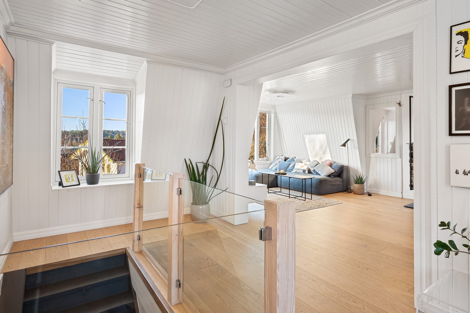 Hovedetasjen fremstår som lys, luftig og svært innbydende, med en åpen og sosial planløsning mellom stue, spisestue og kjøkken. Galleribilde