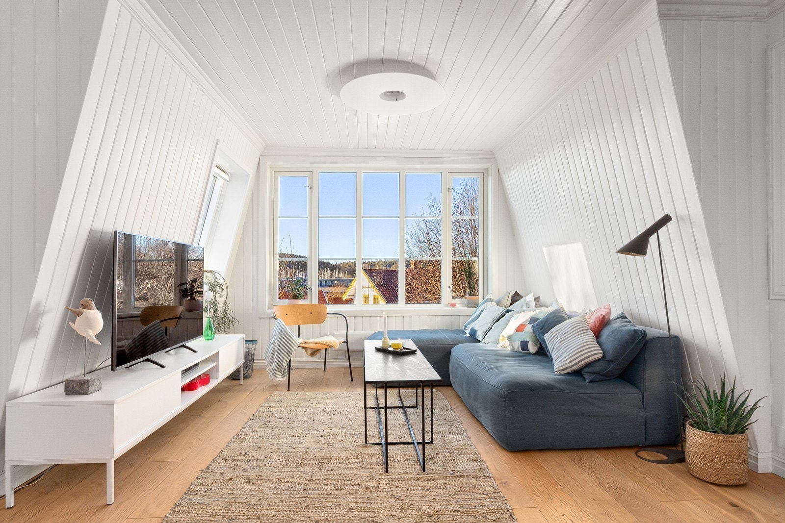 Vindusflatene slipper inn godt med naturlig lys og gir et flott utsyn mot Son. Galleribilde