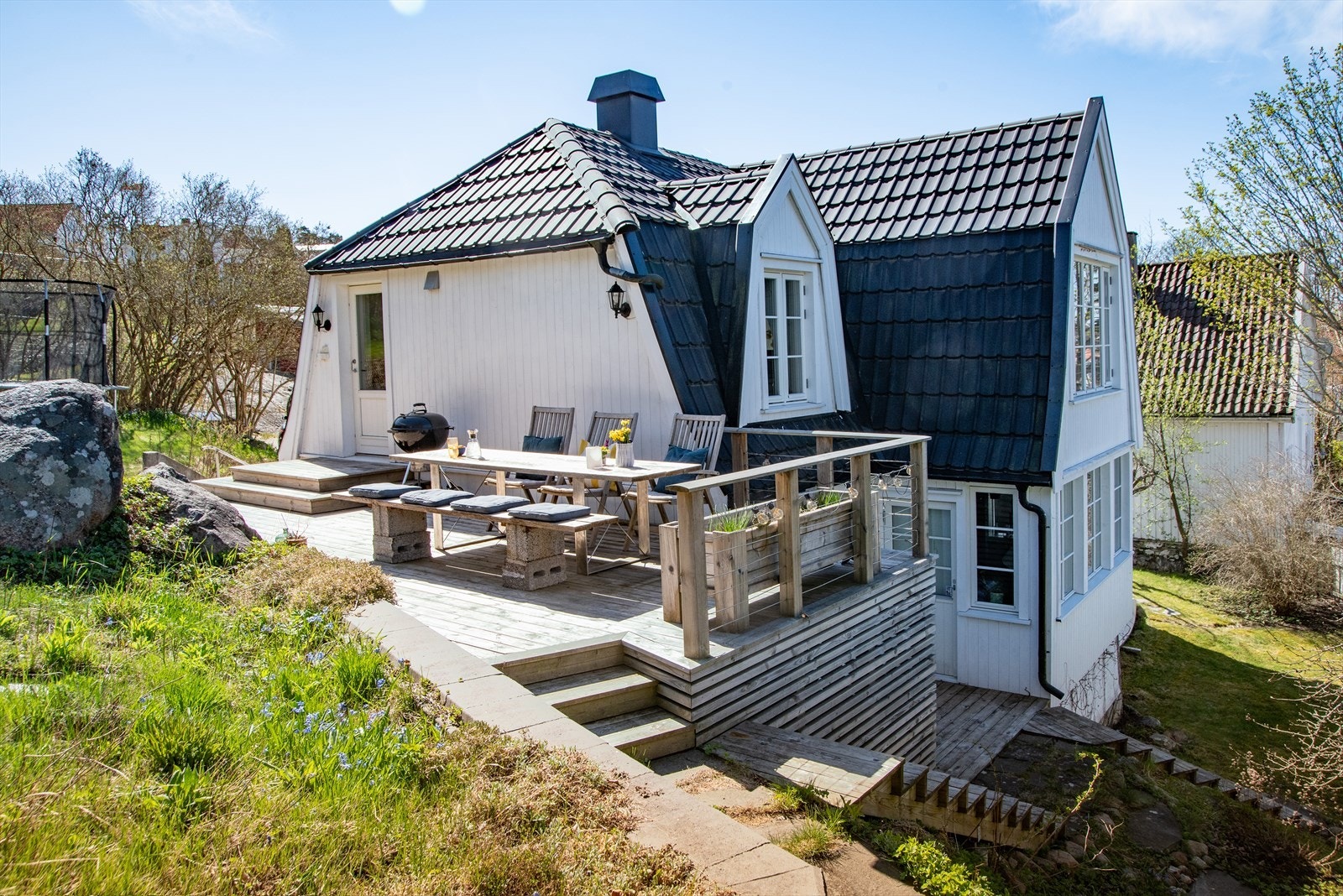 Tomten er en sjelden perle; en hage med roser, syrintrær, frukttrær, vakre rullesteinsmurer og flere solrike uteplasser med platting og trapper. Galleribilde