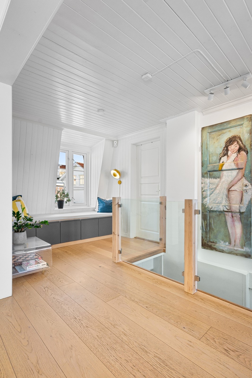 Plassbygde skap og daybed skaper en hyggelig sitteplass ved vinduet. Galleribilde