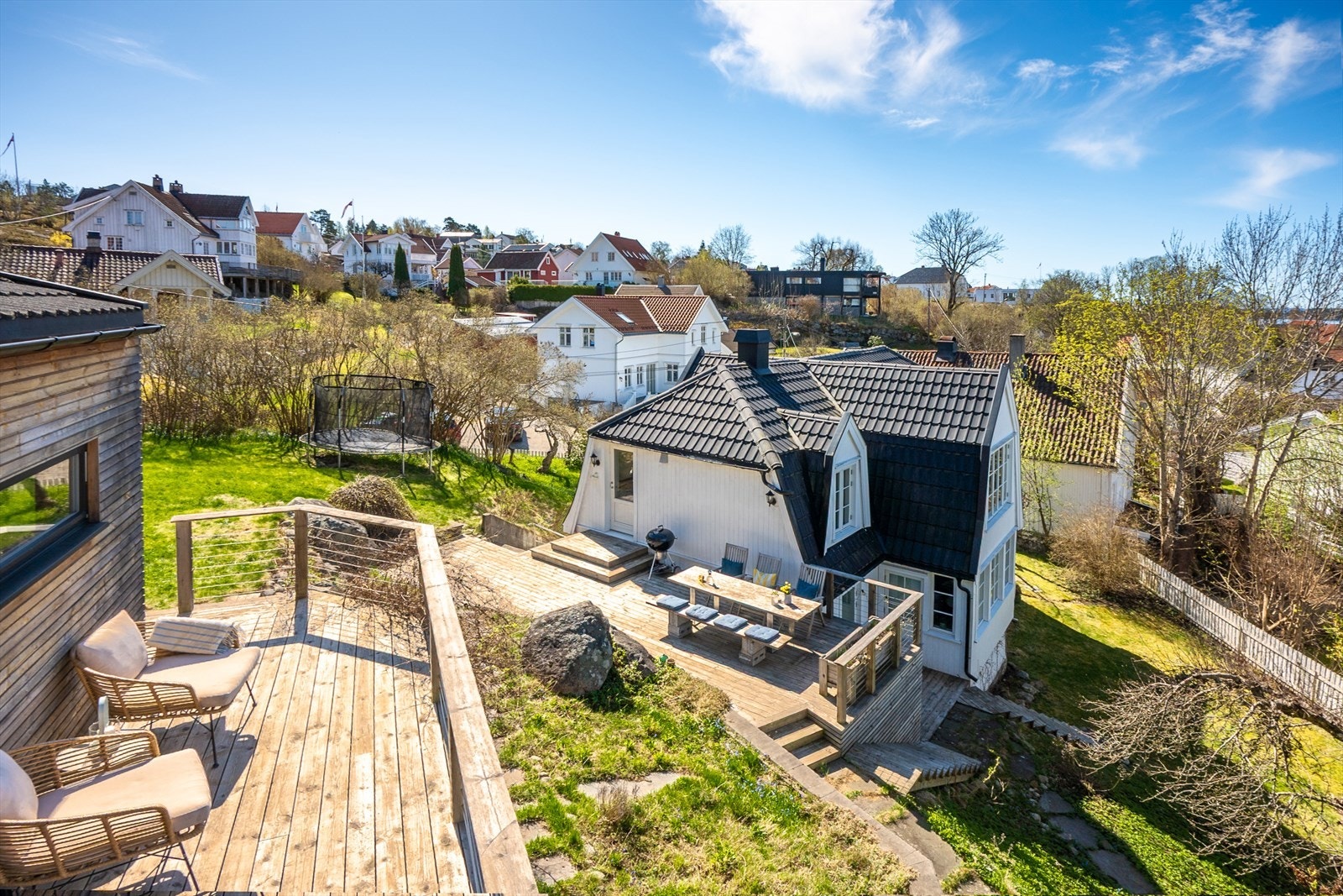 Den opparbeidede hagen har flere nivåer, isolert uthus og flotte solforhold skaper en helt spesiell atmosfære rundt eiendommen. Galleribilde