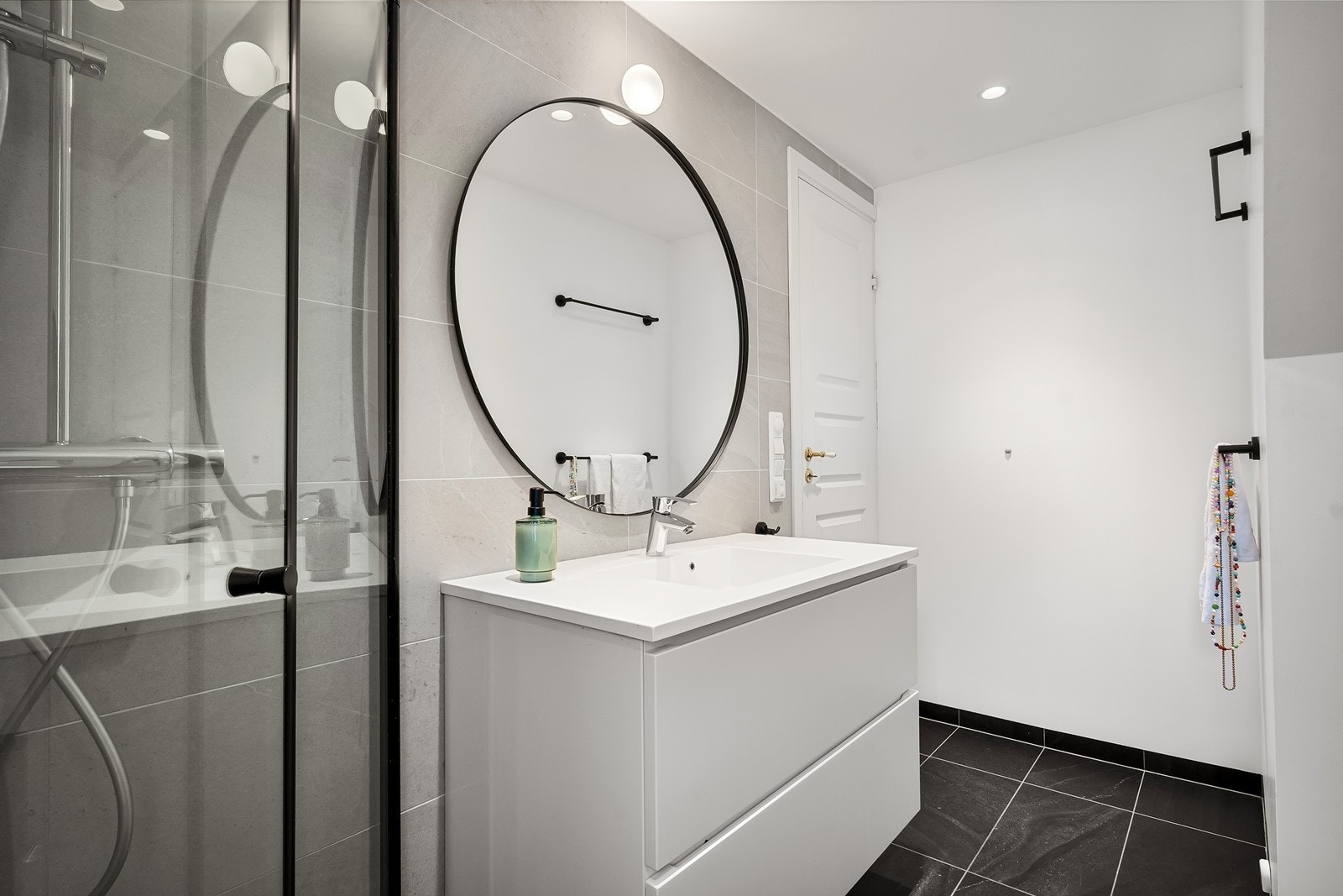 Boligen har 2 bad. Dette er fra 2019 og fremstår moderne med flislagte overflater, gulvvarme og downlights i himlingen. Galleribilde