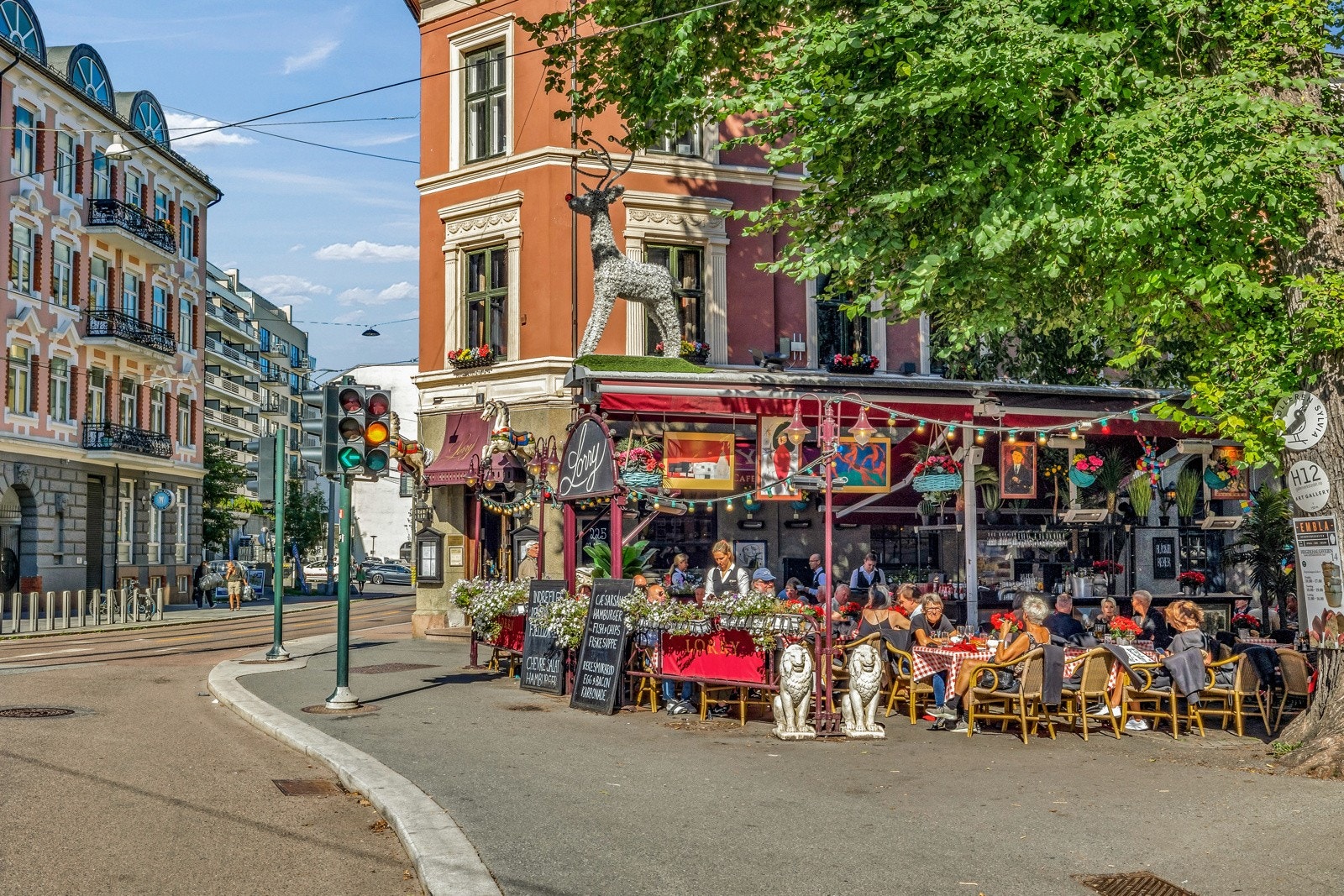 Fra leiligheten er det umiddelbar nærhet til rekreasjon i Slottsparken og varierte shoppingmuligheter i Bogstadveien. Galleribilde