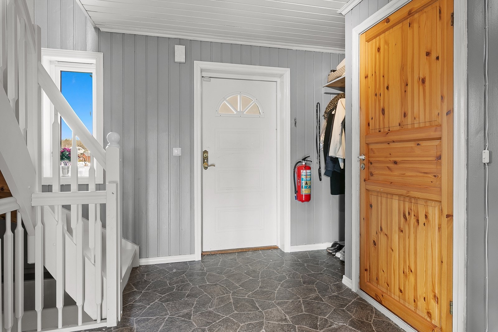 Gang med trapp til kjeller og 2. etasje. Galleribilde