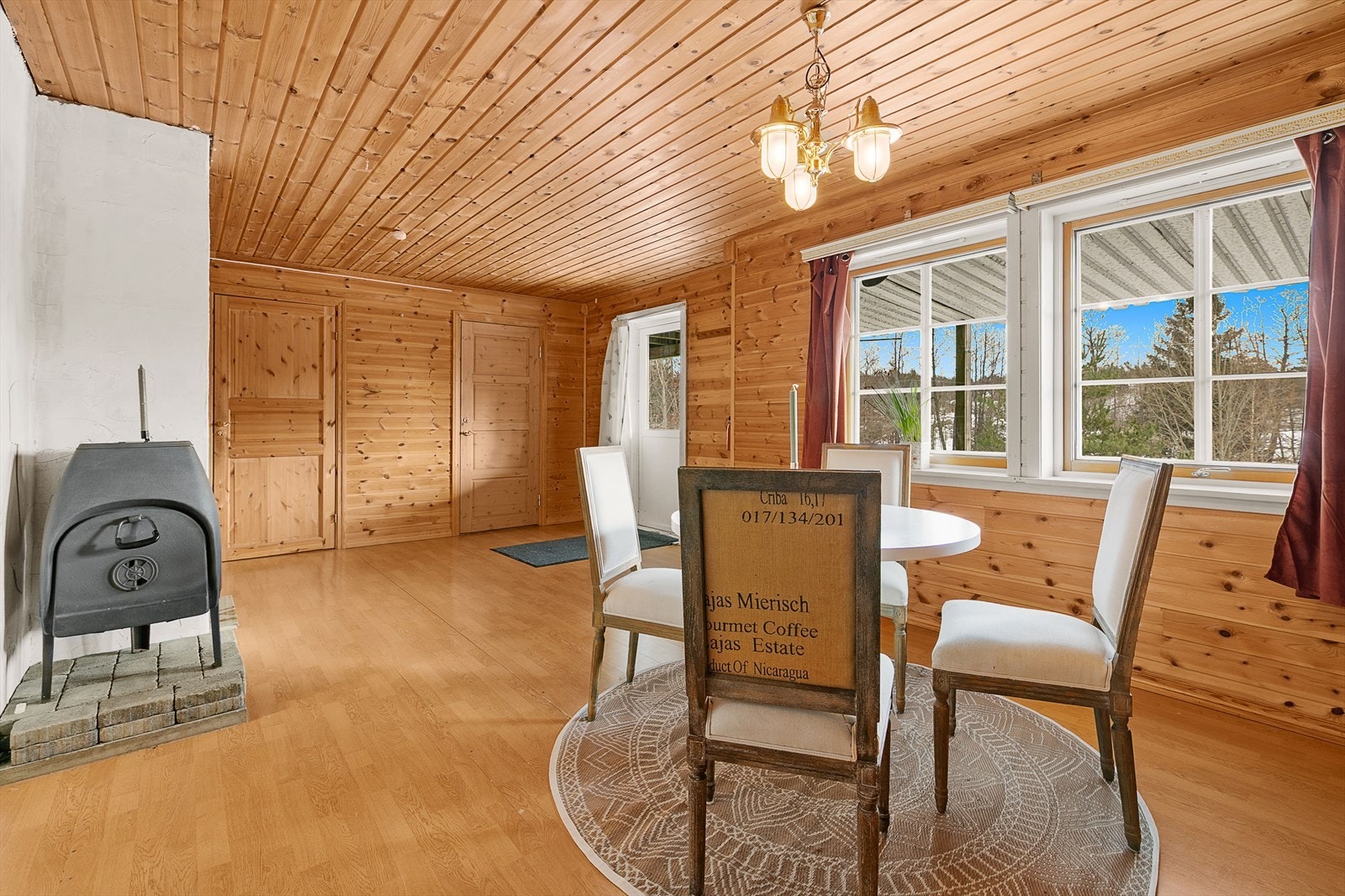 Kjellerstue med vedovn. Galleribilde