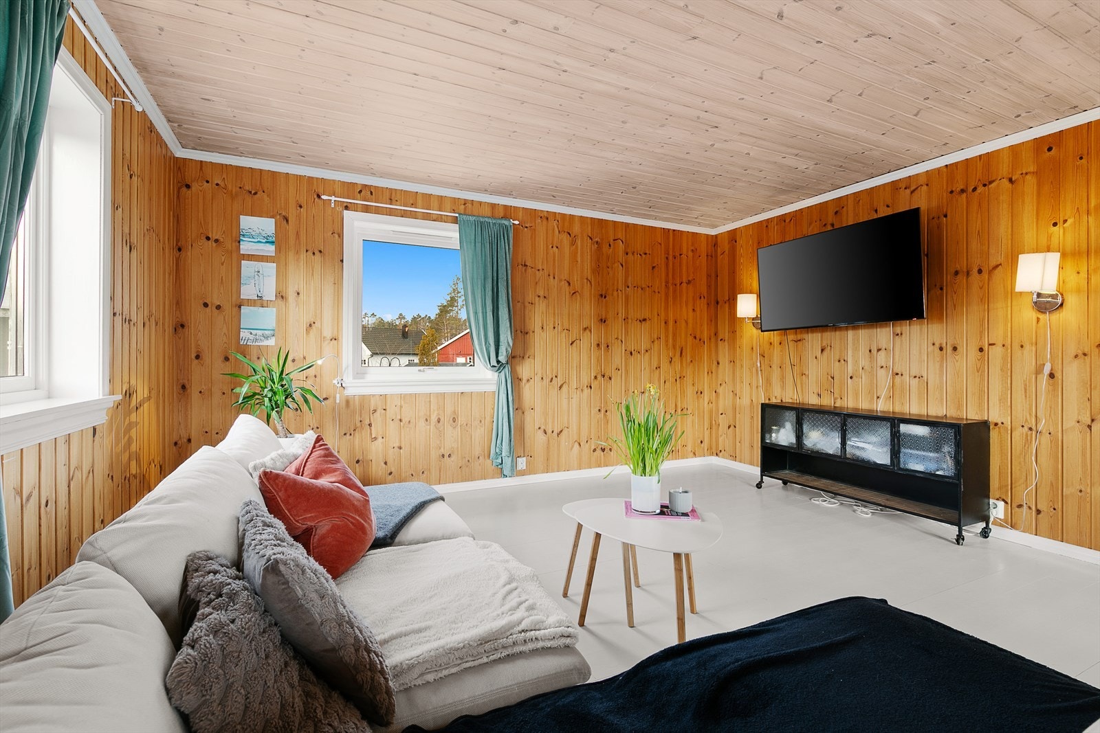 Romslig stue med plass til både spisebord og sofagruppe. Galleribilde