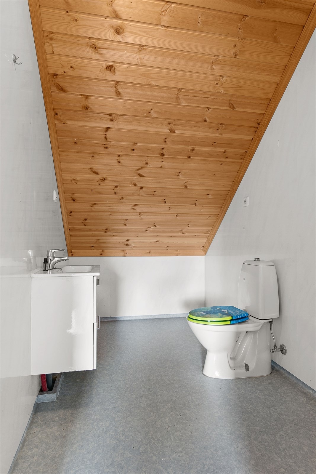 Bad i 2. etasje med WC og servant med underskap. Galleribilde