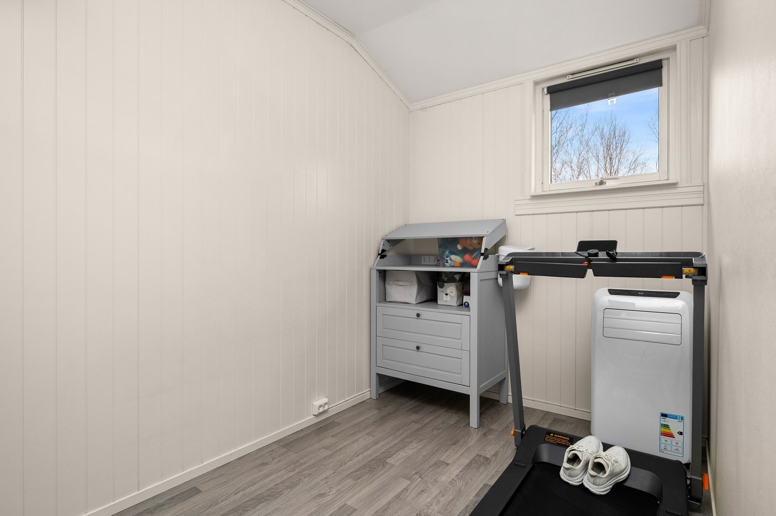 Ved spisestuen er det i dag innredet et kontorrom/treningsrom som enkelt kan åpnes opp ved ønske. Galleribilde