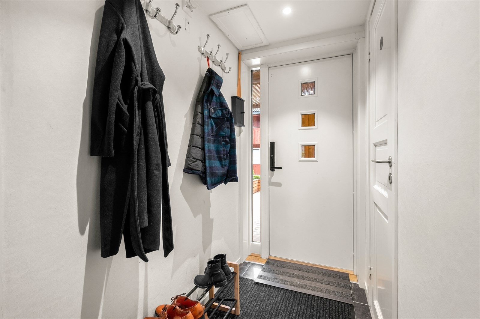 Entreen er ca. 1,9m² og har garderobeskap med speilfronter samt god plass til å henge fra seg sko og yttertøy. Galleribilde