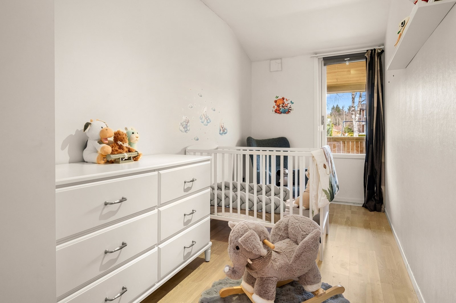 Soverom nummer to er også av god størrelse. Rommet er i dag innredet som barnerom, med direkte utgang til en skjermet balkong på 2 m². Galleribilde