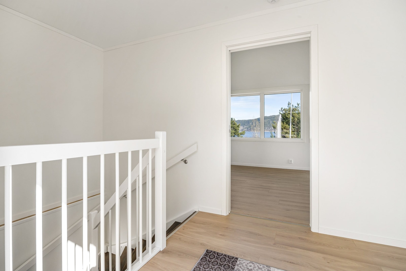 Entré med trappegang ned til underetasjen. Galleribilde