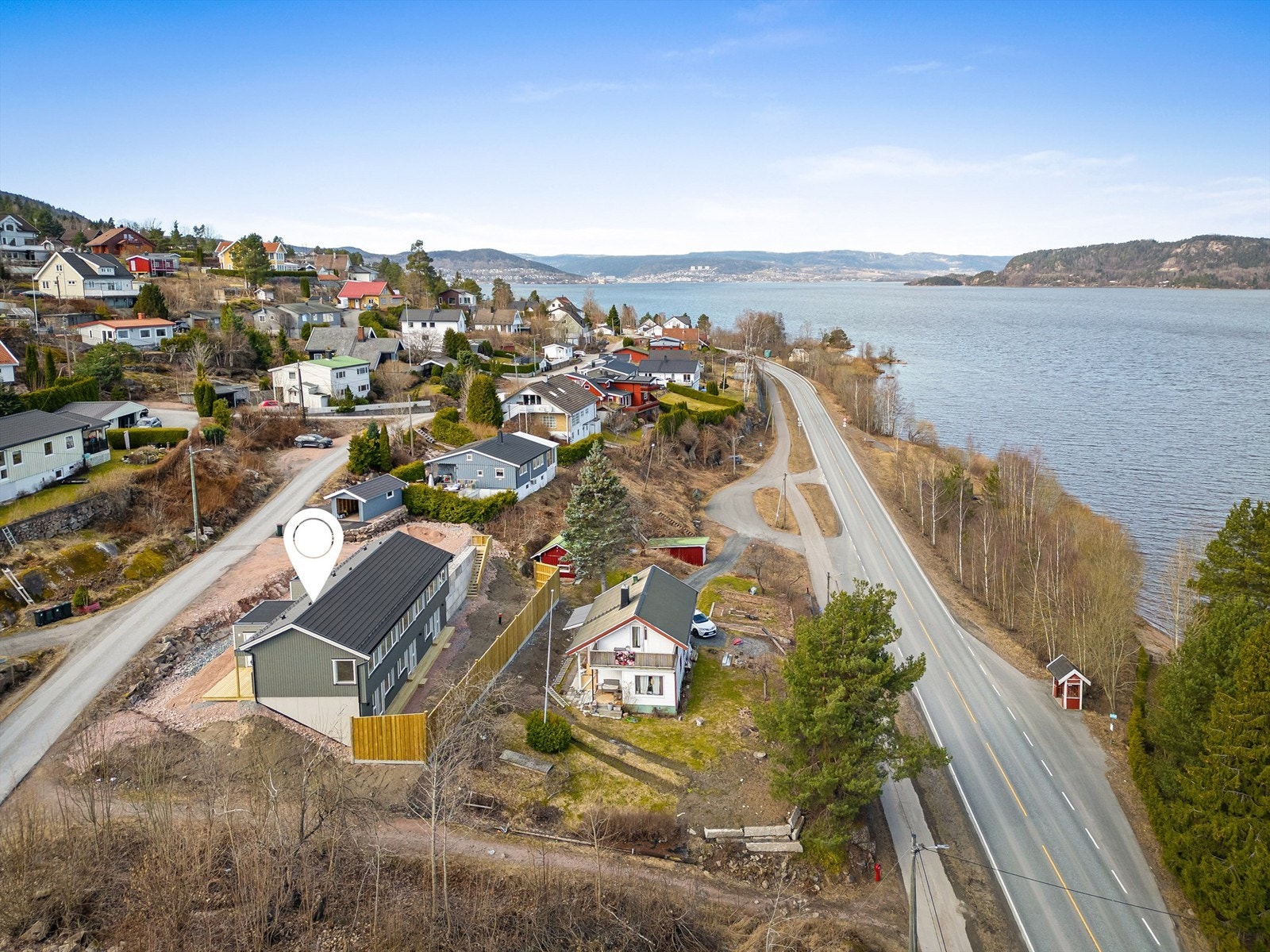 Kort vei til fjorden med bl.a. Tangen Fjordpark som har badestrand, beachvolleyballbane m.m. Galleribilde
