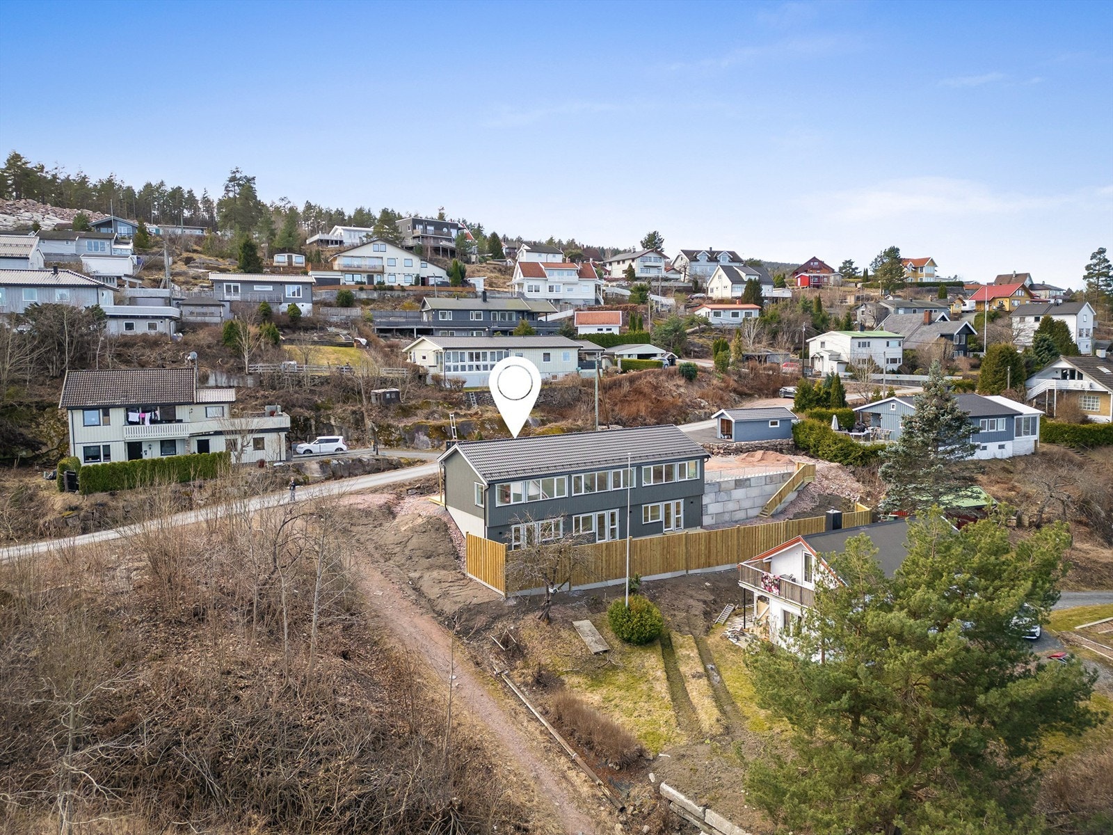 Kort vei til barneskole, barnehage og flotte turområder fra eiendommen. Galleribilde