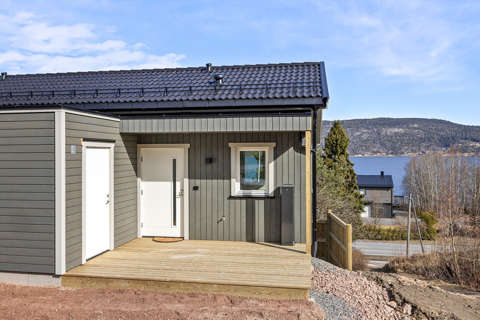 Hyggelig platting i tilknytning til inngangspartiet. Galleribilde