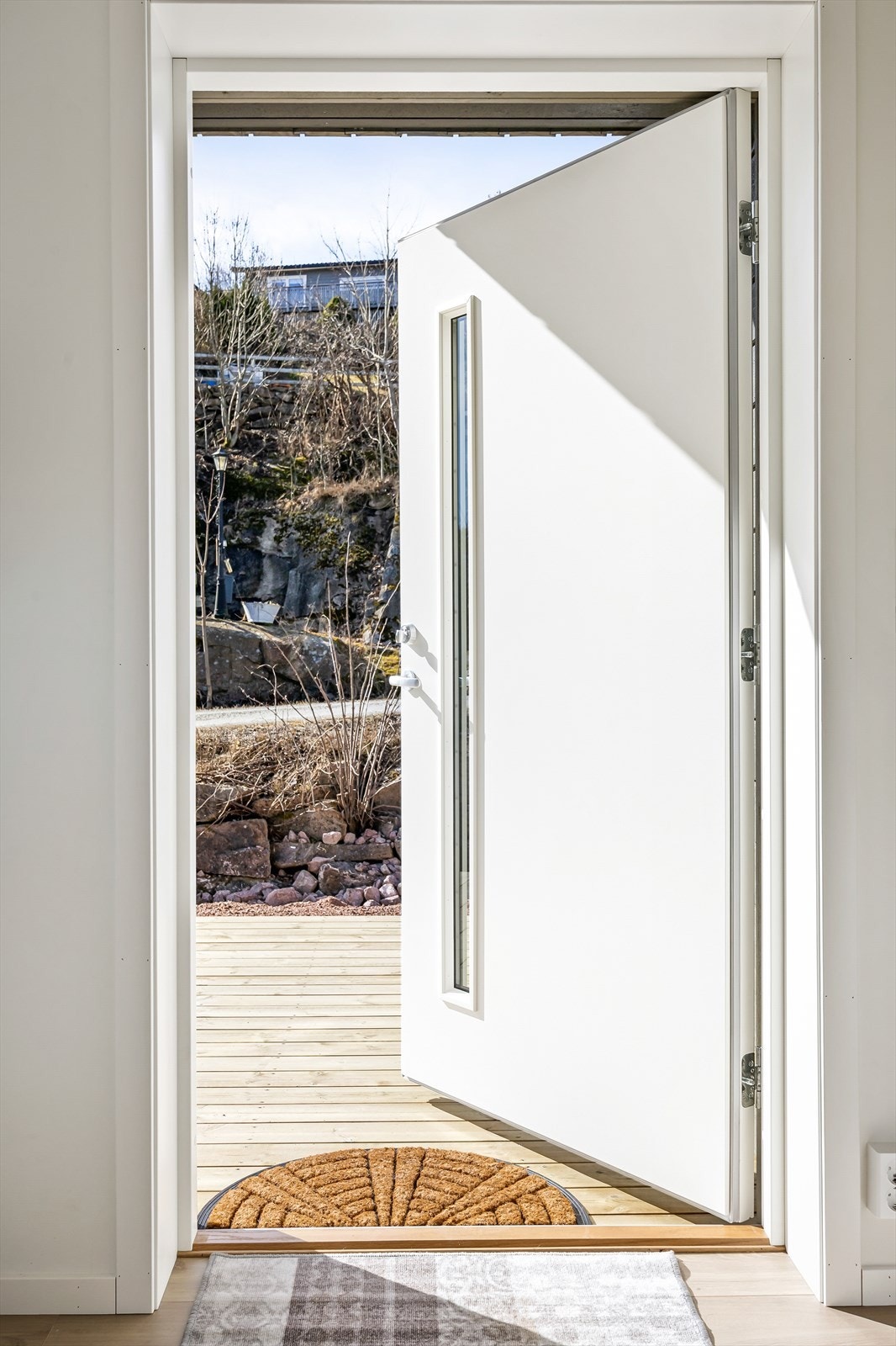 Oso varmtvannsbereder og Flexit Nordic S2 ventilasjonsaggregat i entré. Galleribilde