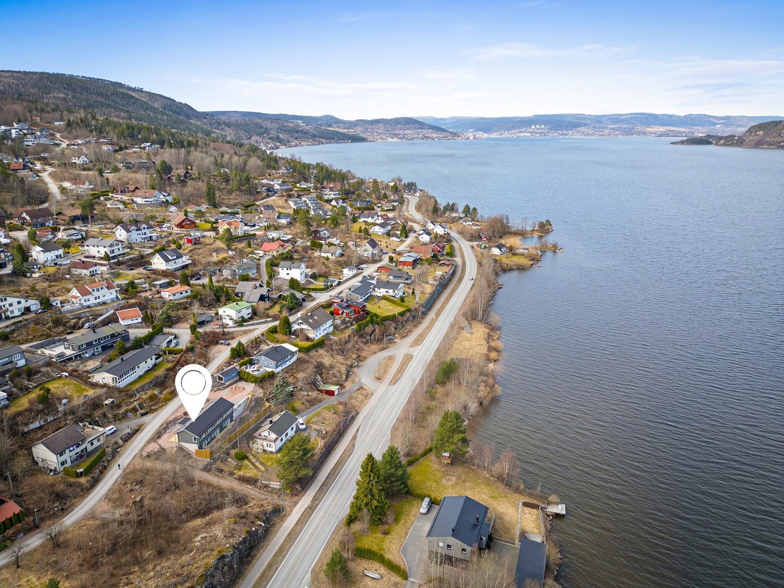 Kort vei til Drammen sentrum (ca. 18 min kjøring) med det meste av servicetilbud, sentrumsfasiliteter og offentlig kommunikasjon. Galleribilde