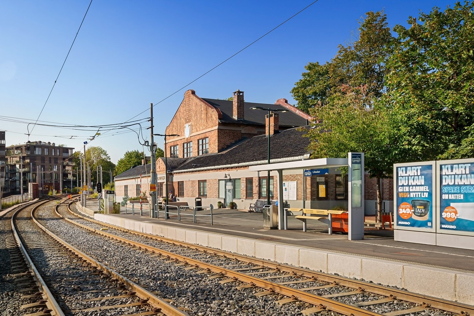 Ca. 280 meter til Lilleaker trikkeholdeplass med linje 13. Herfra går også buss 23 og 42. Galleribilde