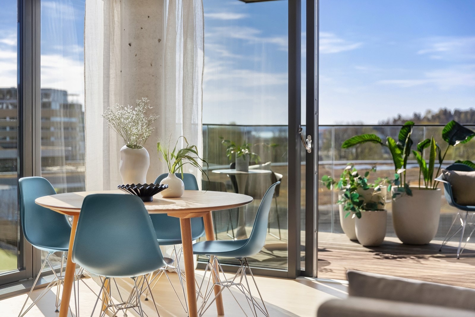Stue har store gulv-til-tak vinduer som slipper inn rikelig med naturlig lys inn til leiligheten. Galleribilde