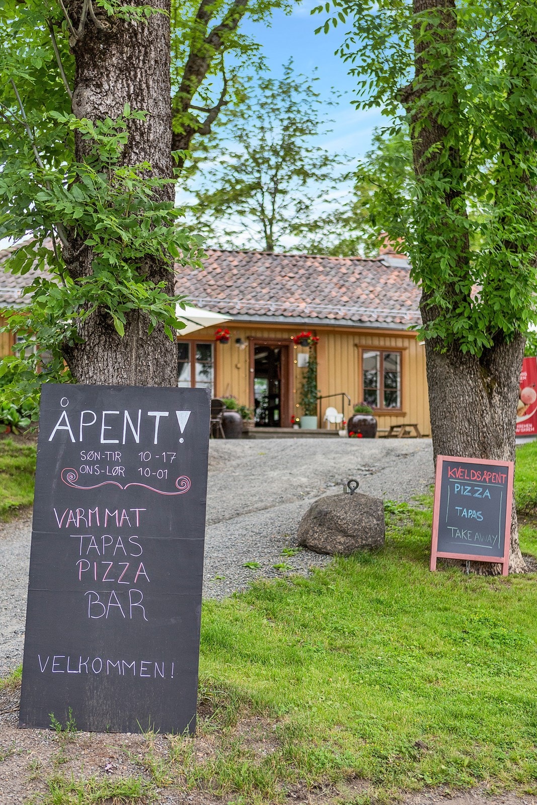 Ca. 200 meter til vakre Fåbro gård med hagekafé og bakeri. Galleribilde