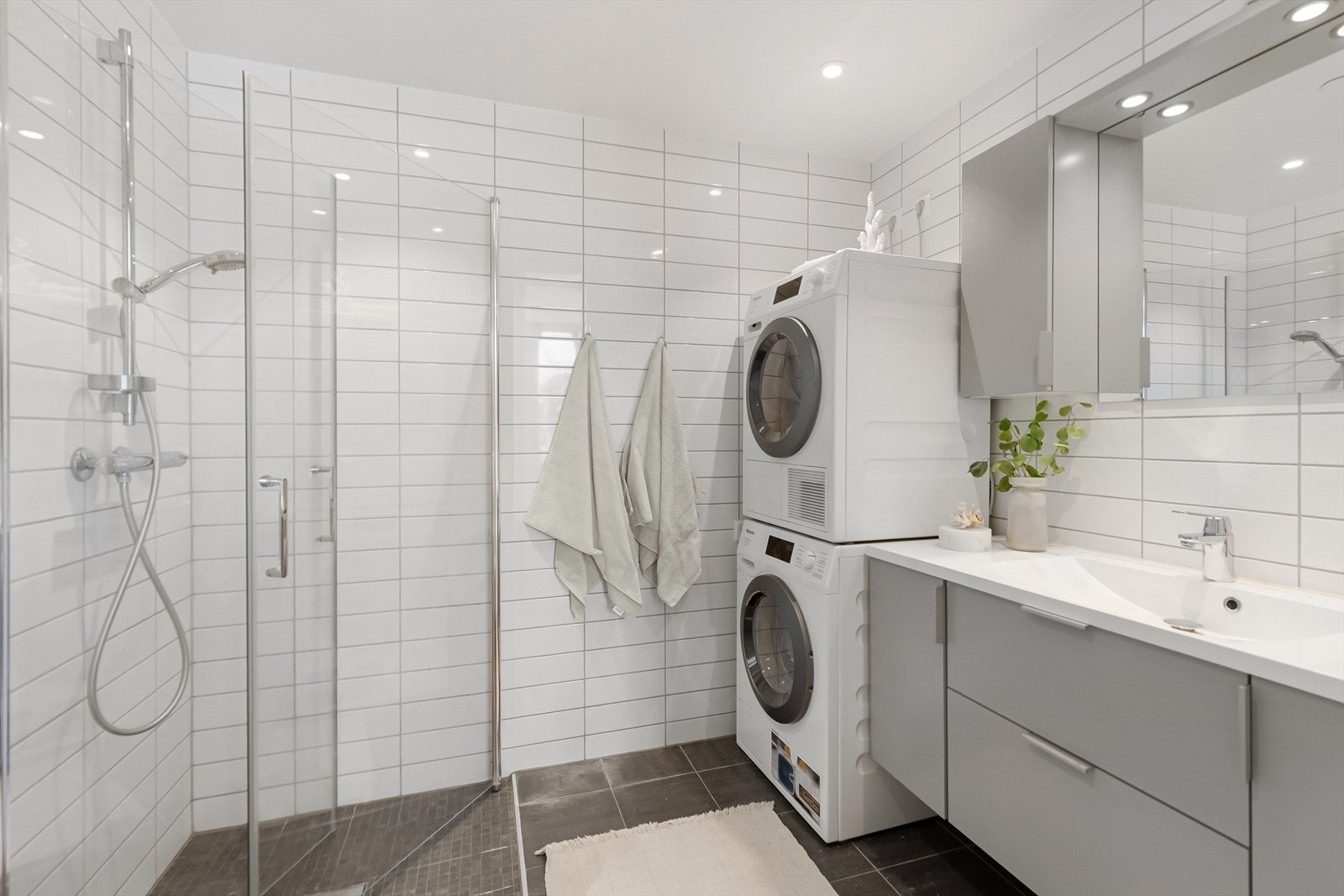 Romslig og pent bad fra 2019 tilknyttet hovedsoverom. Varmekabler i gulv og downlights i himling. Opplegg for vaskemaskin. Galleribilde