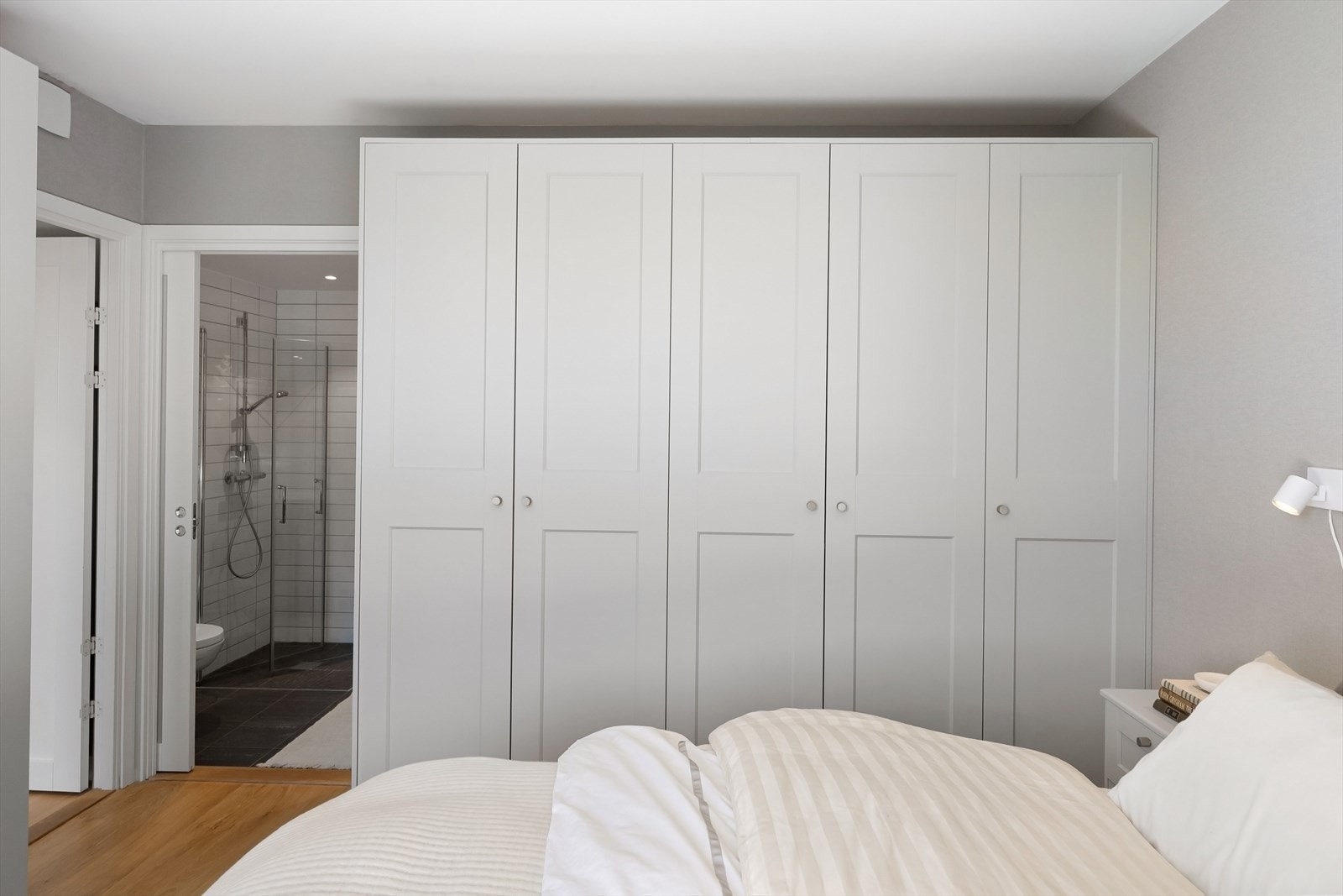 Ny, innebygget garderobe i 2024. Galleribilde