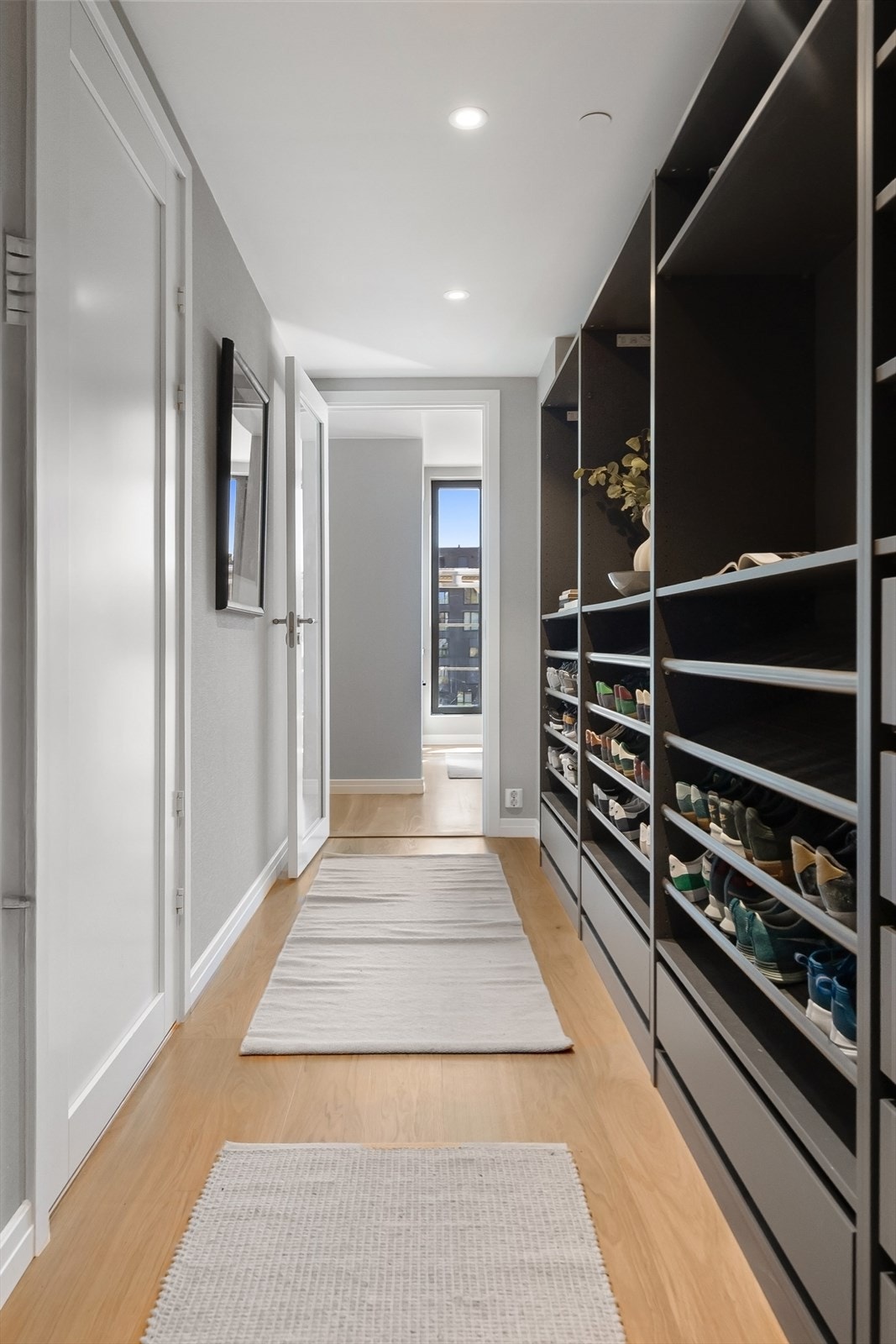 Godt med oppbevaring i garderobe langs hele langsiden av entré. Galleribilde