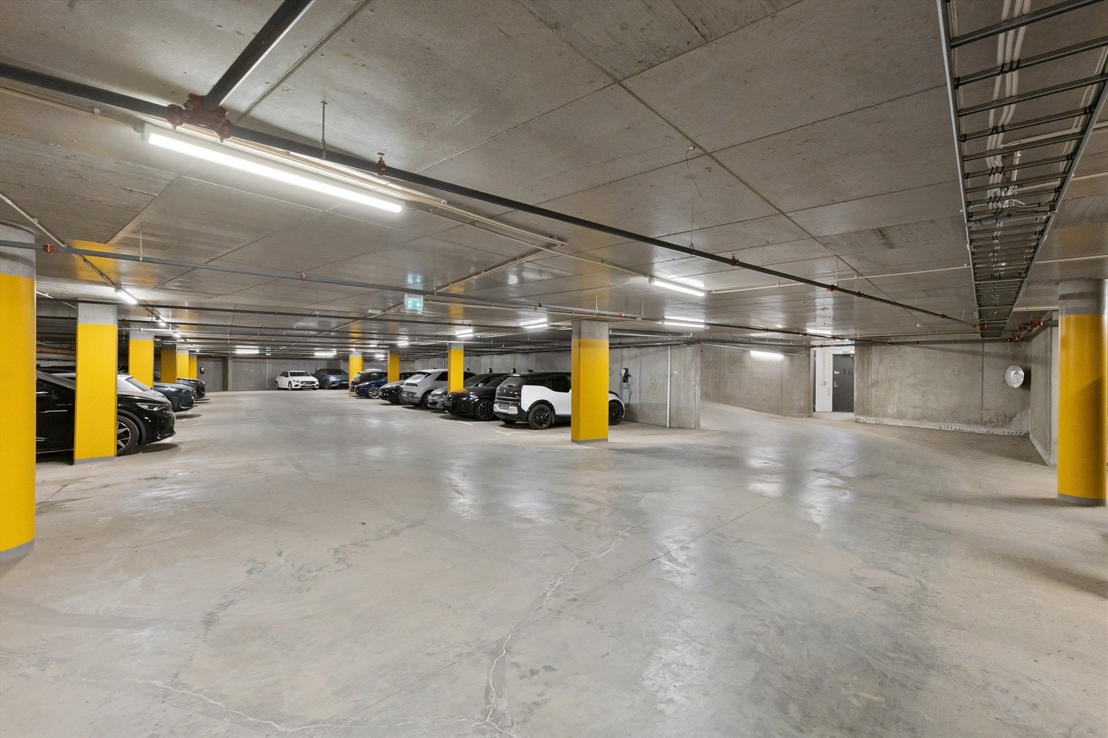 En parkeringsplass i felles garasjekjeller følger boligen. Ladeboks for elbil er montert. Galleribilde